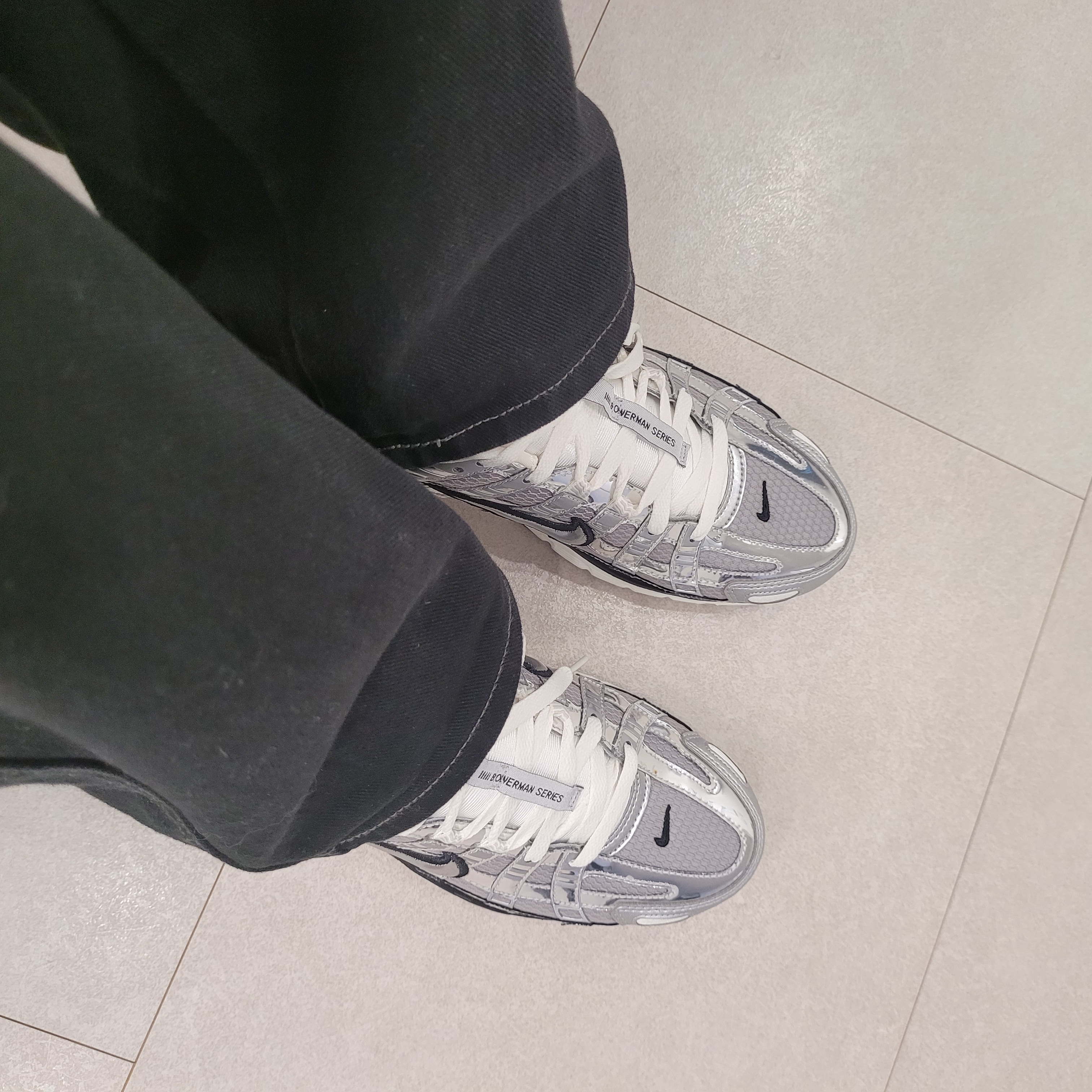 Nike P-6000 Metallic Silver 착용 스타일 - 1