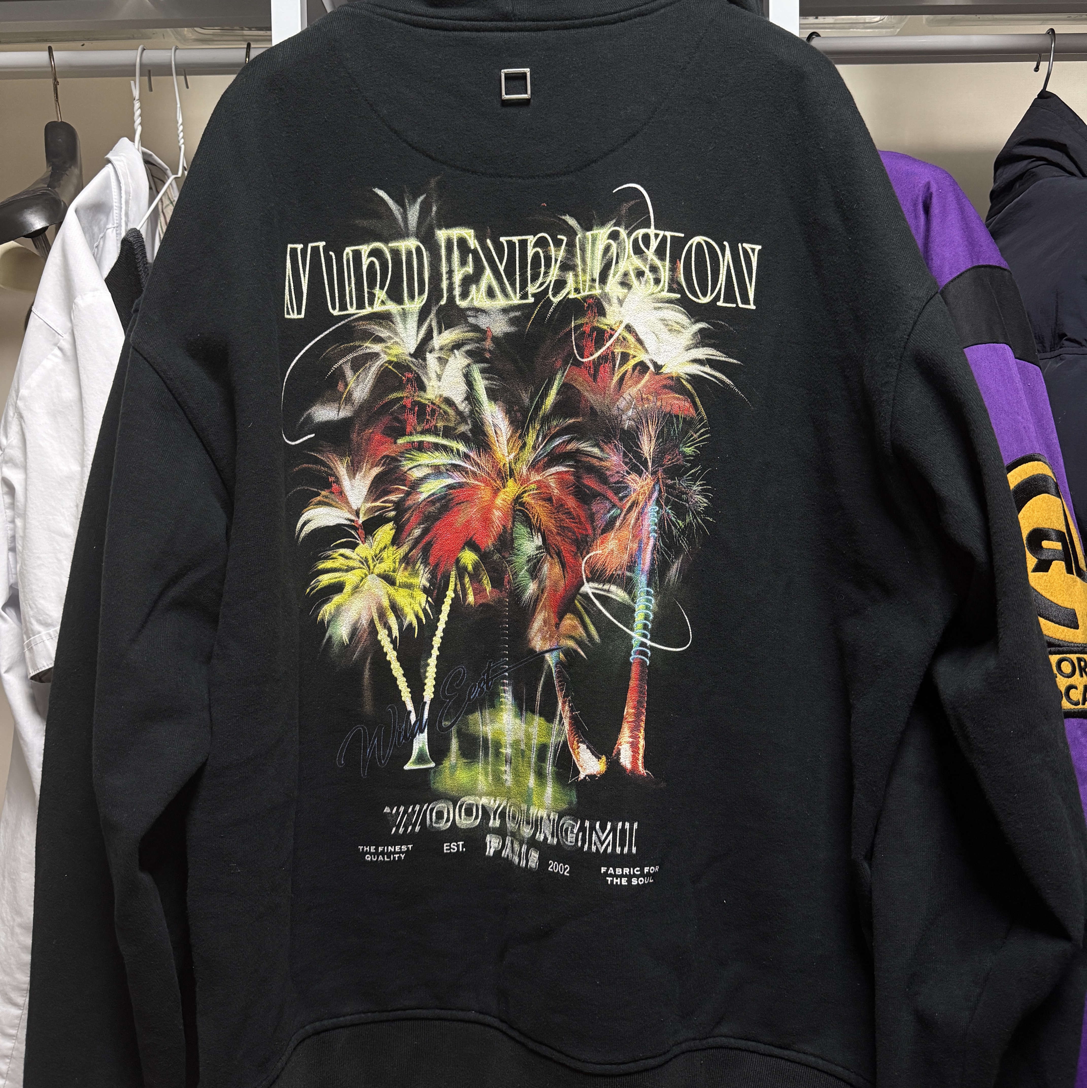 Wooyoungmi Palm Hooded T-Shirt Black - 25SS, Wooyoungmi Flower Back Logo Hooded T-Shirt White - 23FW 착용 스타일 - 1