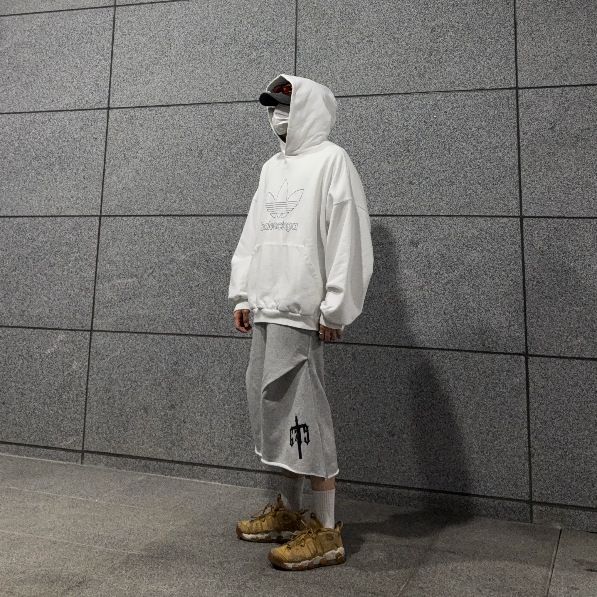 Balenciaga x Adidas Hoodie Large Fit White, Nike Air More Uptempo Flax 착용 스타일 - 6