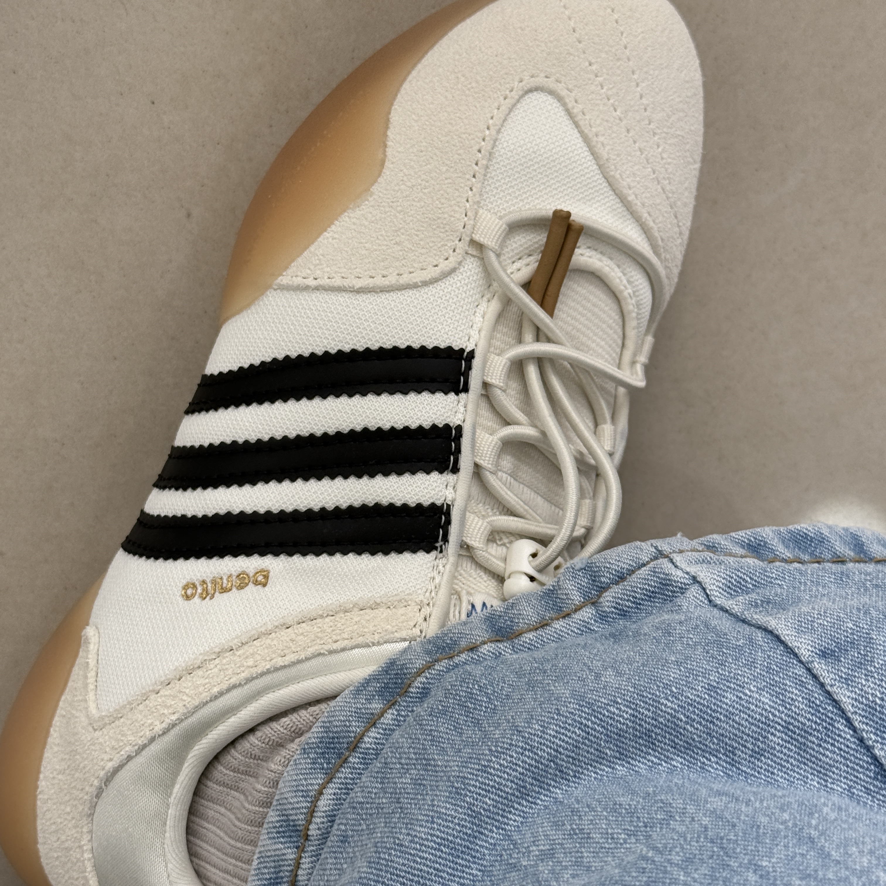 Adidas x Bad Bunny Ballerina Off White Core Black 착용 스타일 - 2