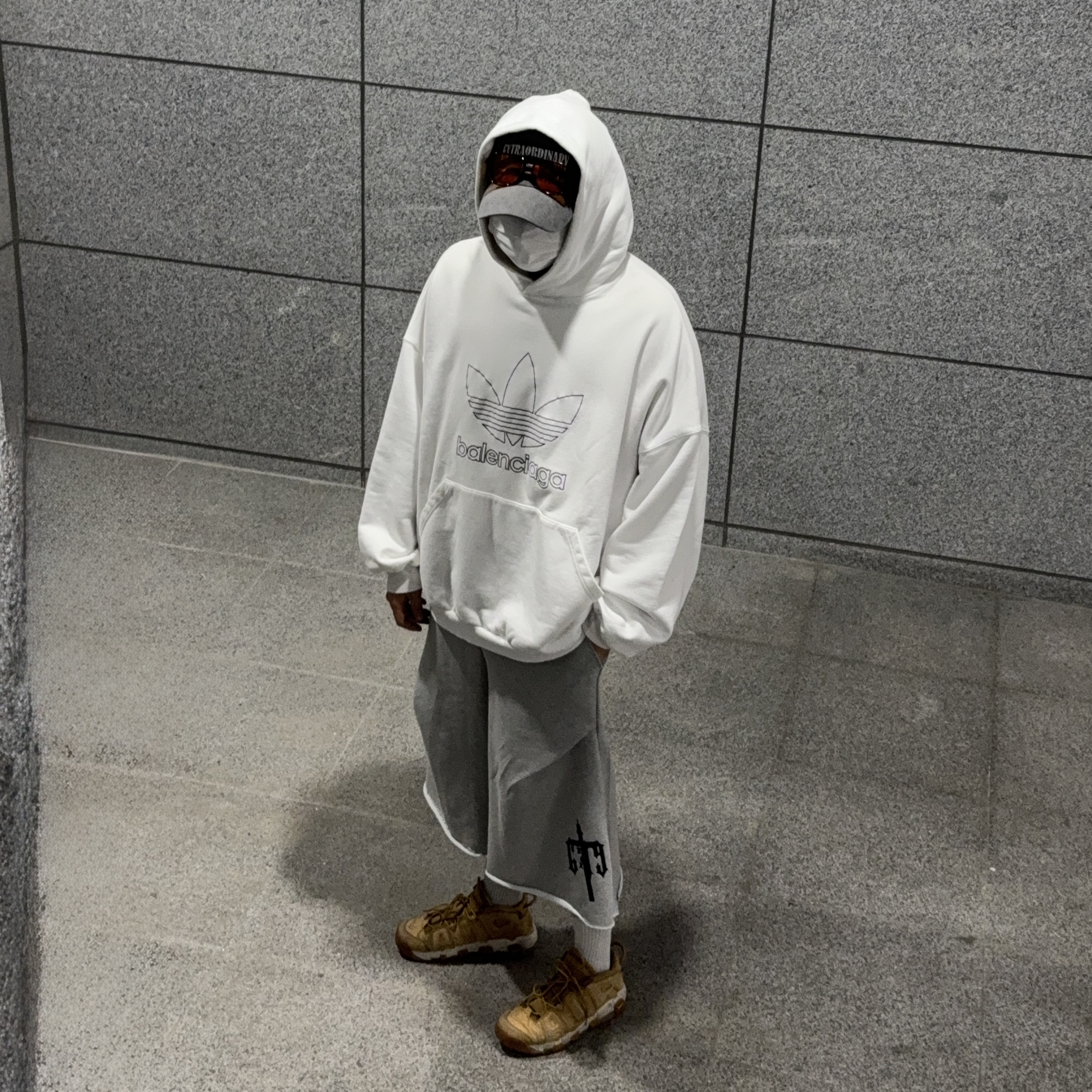 Balenciaga x Adidas Hoodie Large Fit White, Nike Air More Uptempo Flax 착용 스타일 - 4