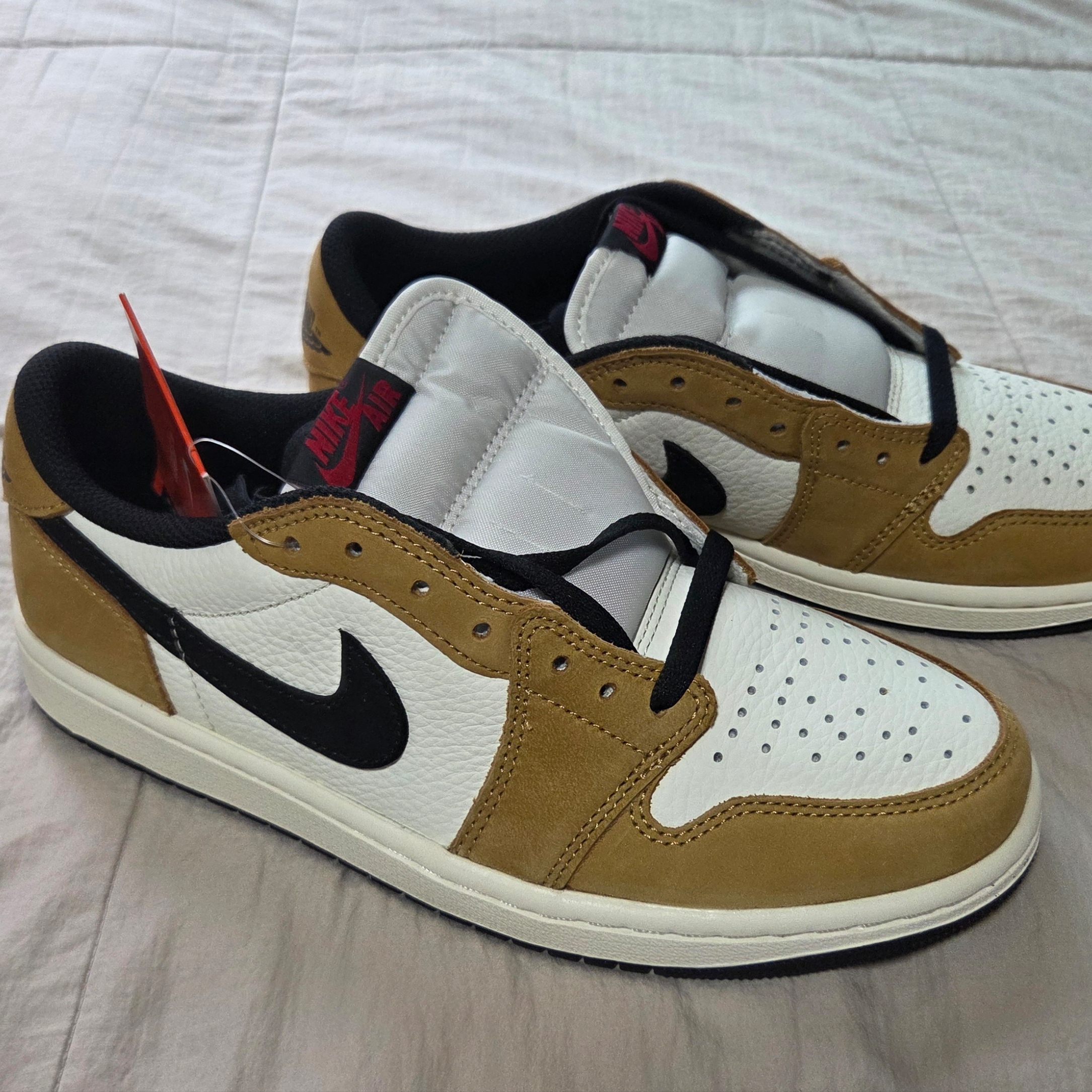 Jordan 1 Low OG Sail and Golden Harvest 착용 스타일