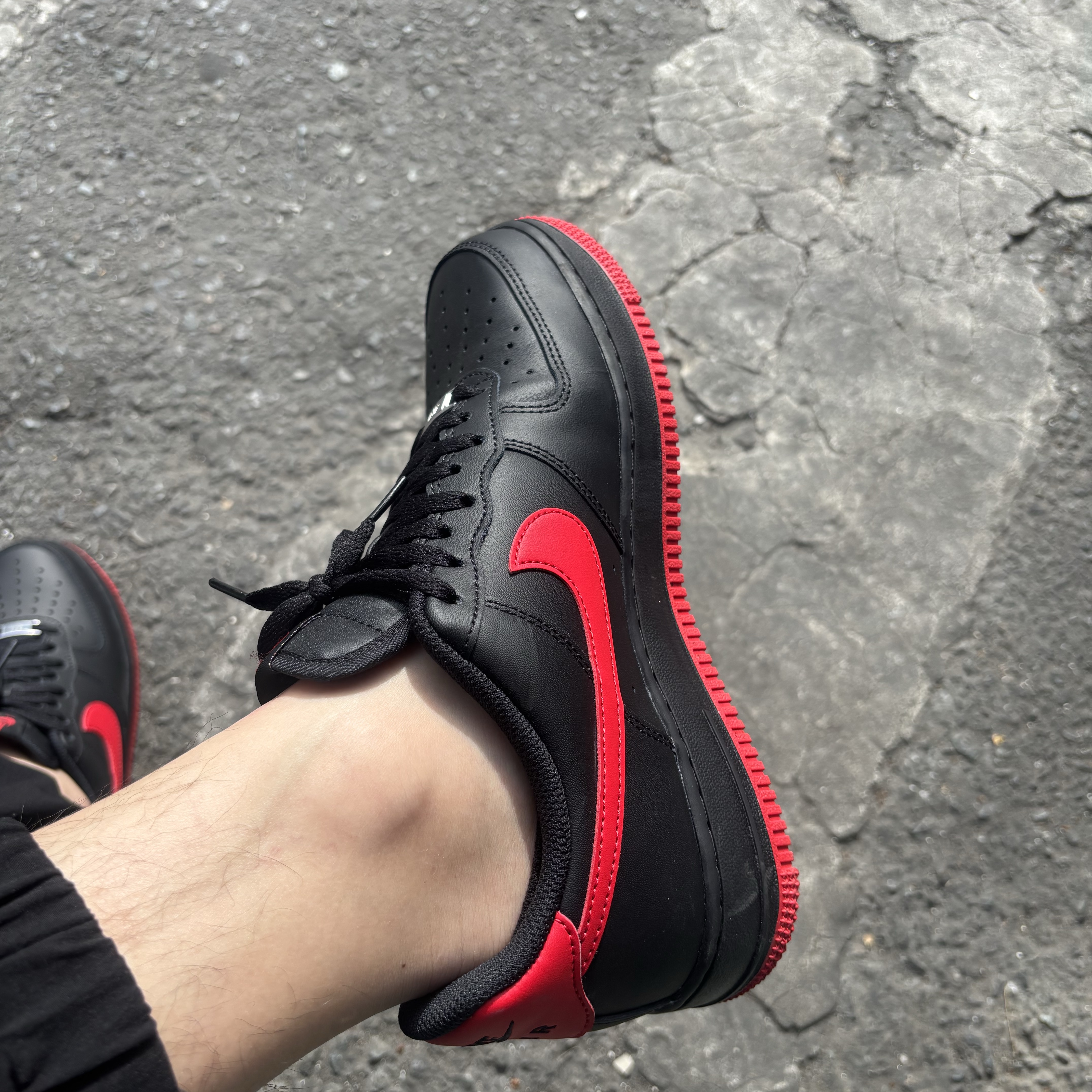 Nike Air Force 1 '07 Black University Red 착용 스타일