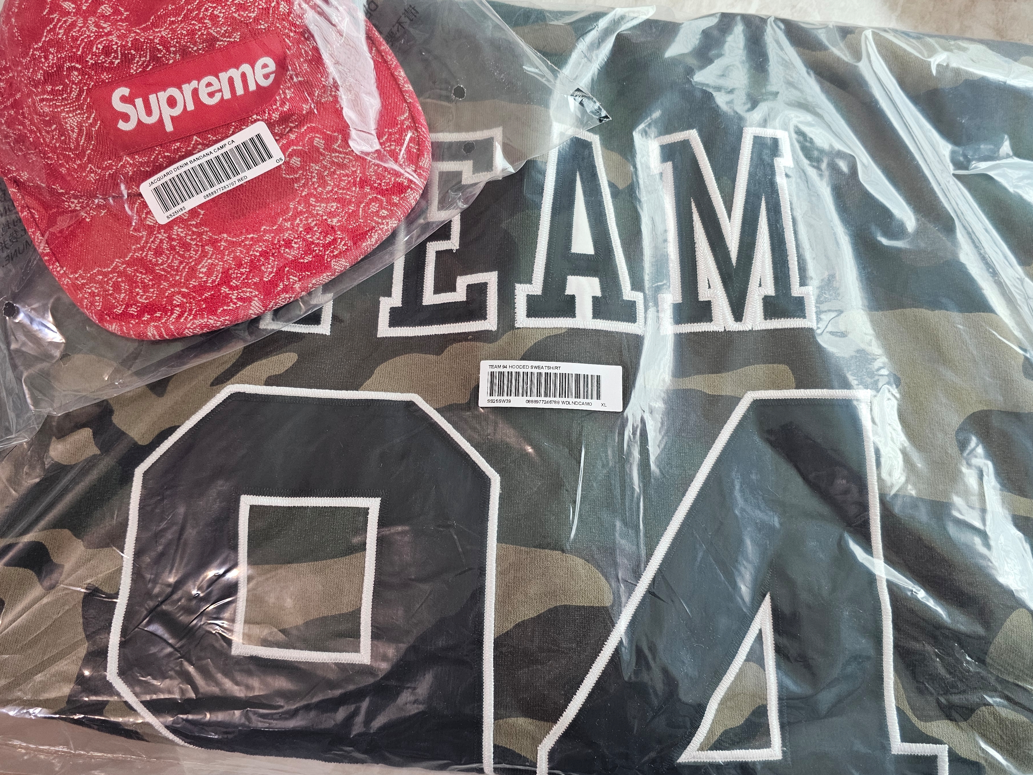 Supreme Team 94 Hooded Sweatshirt Woodland Camo - 25SS, Supreme Bandana Jacquard Denim Camp Cap Red - 25SS 착용 스타일