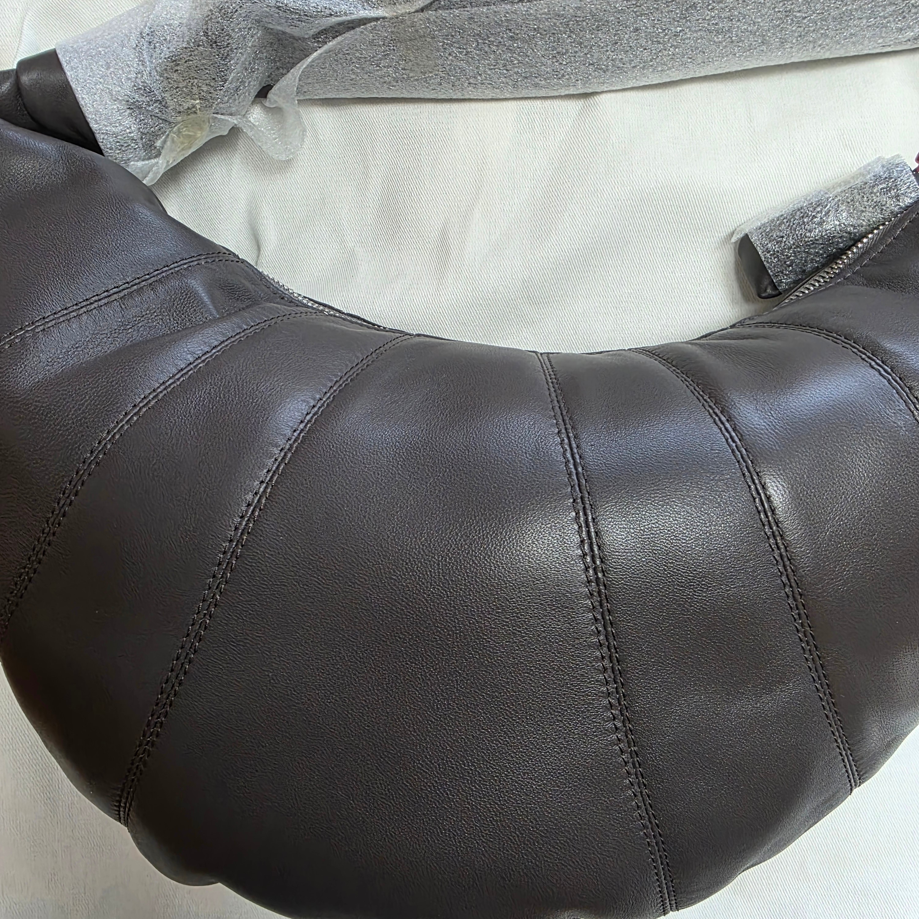 Lemaire Fortune Croissant Bag Soft Nappa Leather Mink 착용 스타일