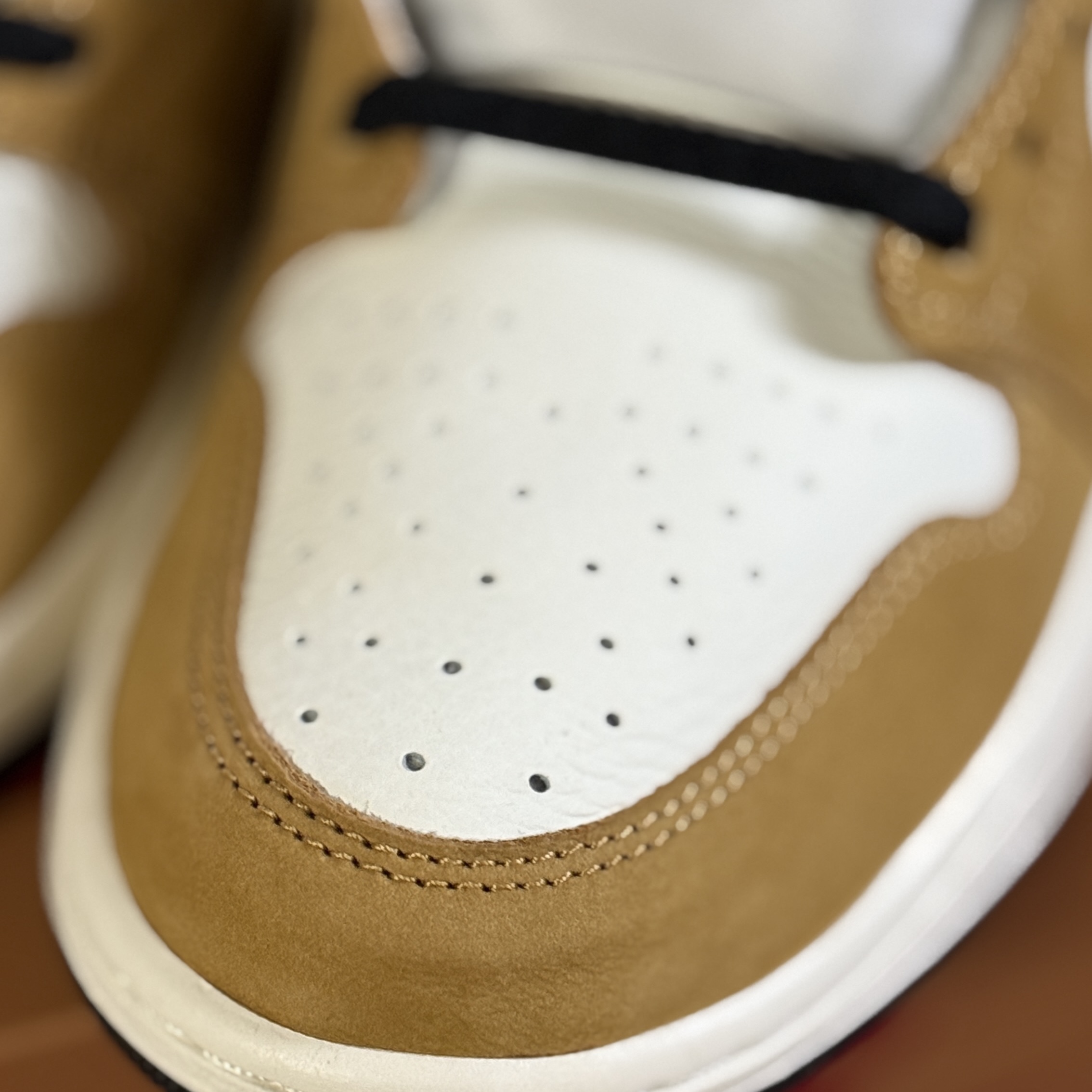 Jordan 1 Low OG Sail and Golden Harvest 착용 스타일 - 2
