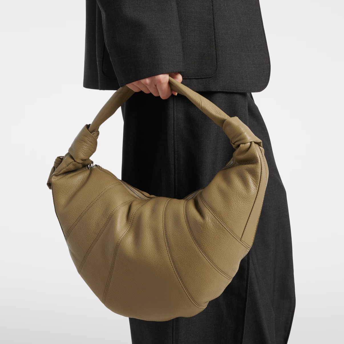 Lemaire Fortune Croissant Bag Soft Grained Leather Dusty Khaki, Lemaire Fortune Croissant Bag Soft Nappa Leather Black 착용 스타일 - 2