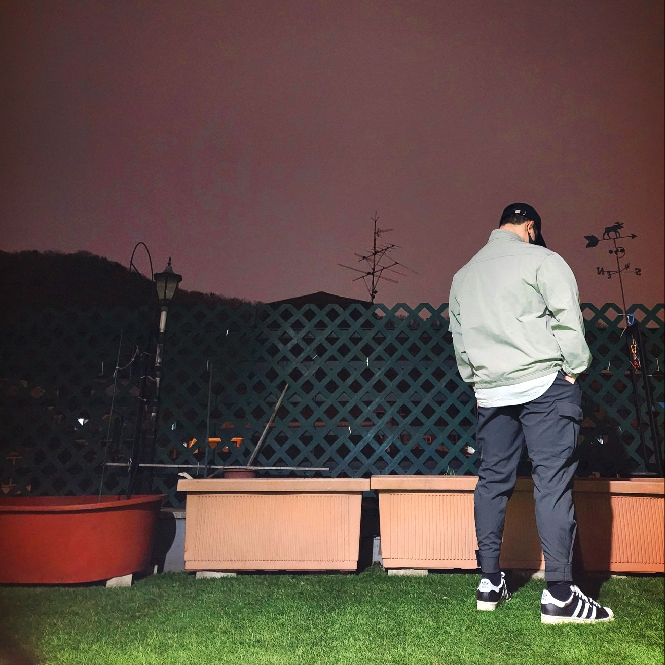 아디다스 슈퍼스타 82 FI 코어 블랙 착용 스타일 - 3