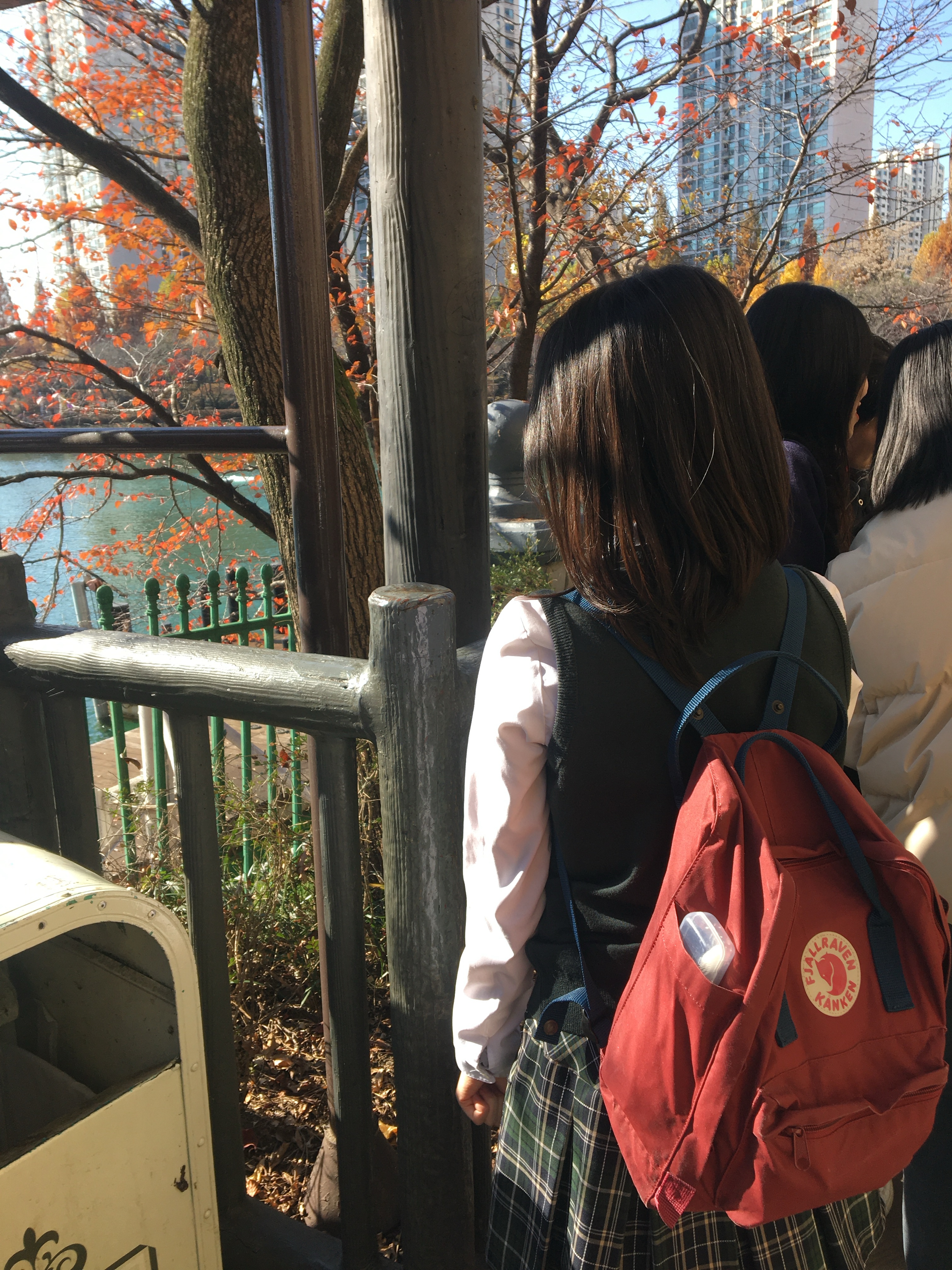 Fjallraven Kanken Ox Red 착용 스타일