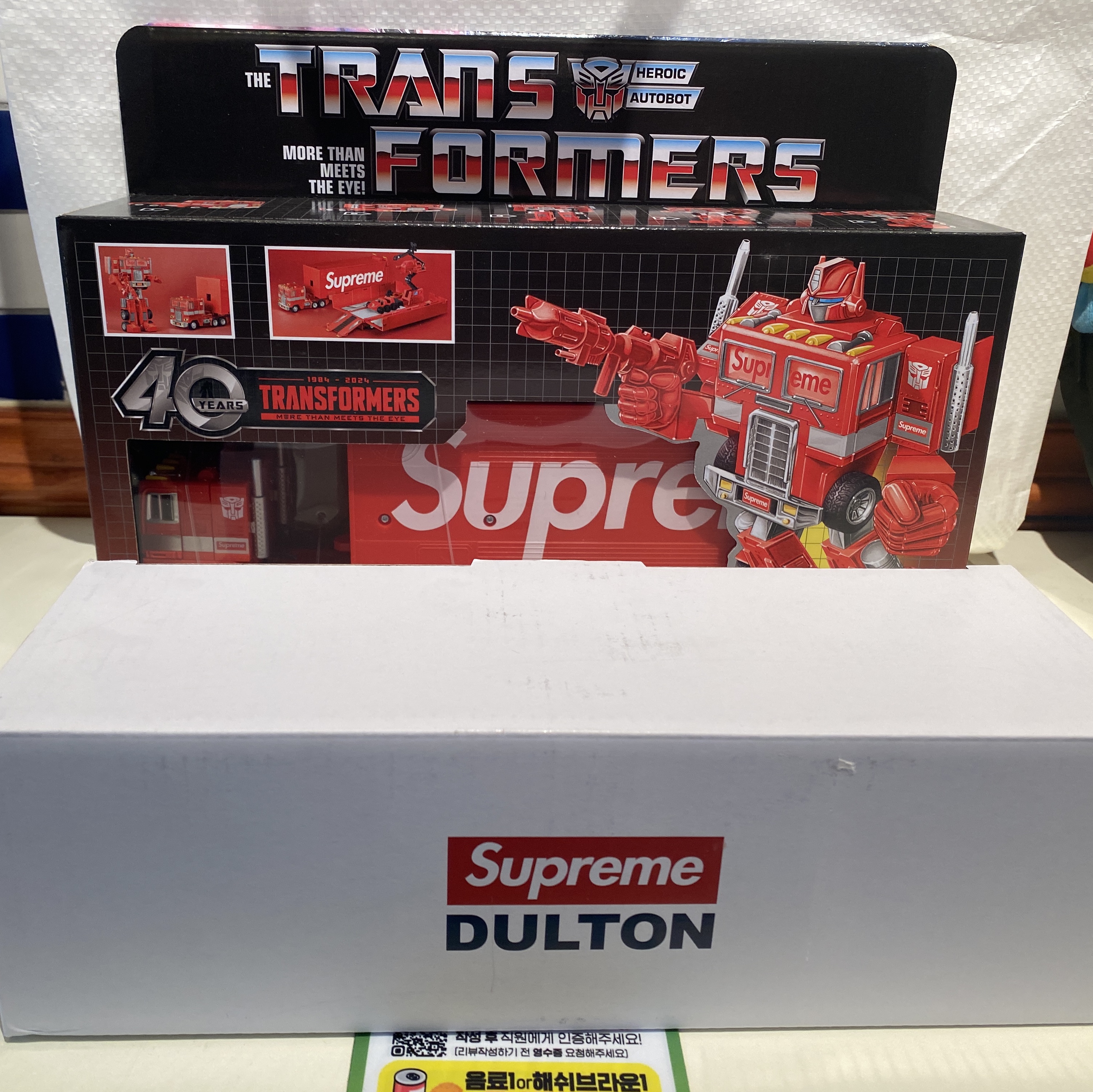Supreme x Transformers G1 Optimus Prime Figure Red - 25SS, Supreme Mini Planters Multicolor (Set of 3) - 25SS 착용 스타일 - 1