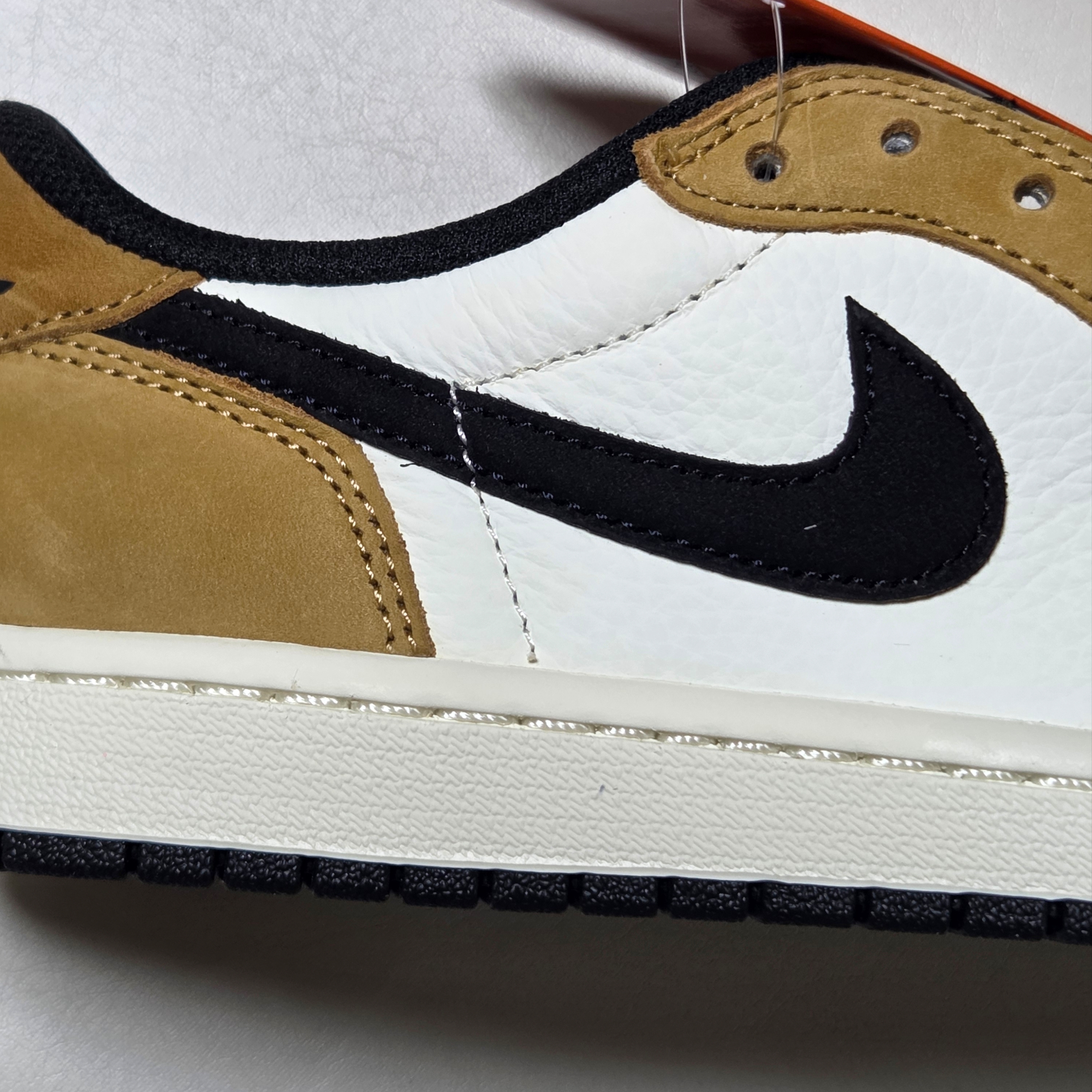Jordan 1 Low OG Sail and Golden Harvest 착용 스타일 - 4