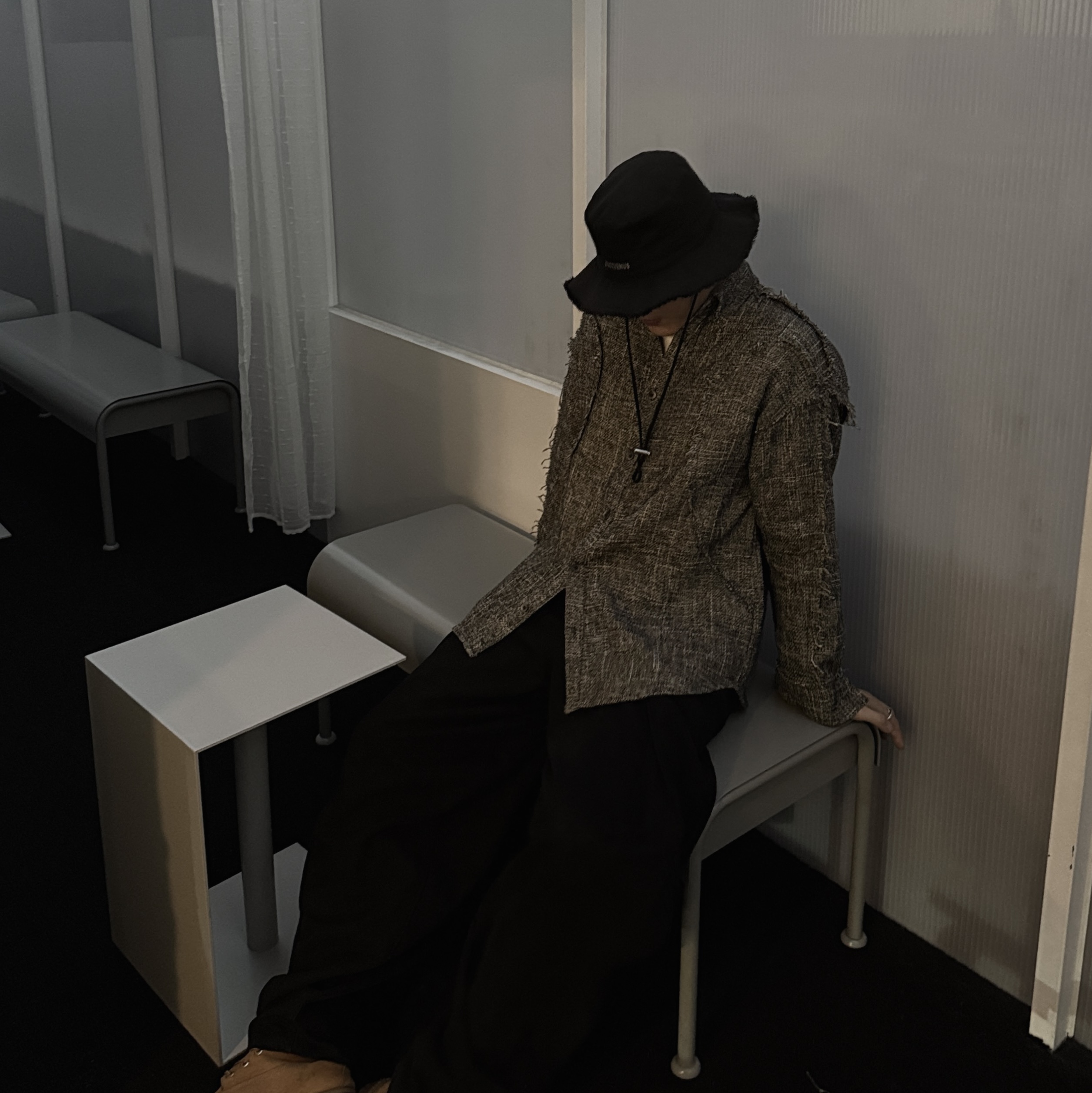 Jacquemus Le Bob Artichaut Bucket Hat Black 착용 스타일 - 3