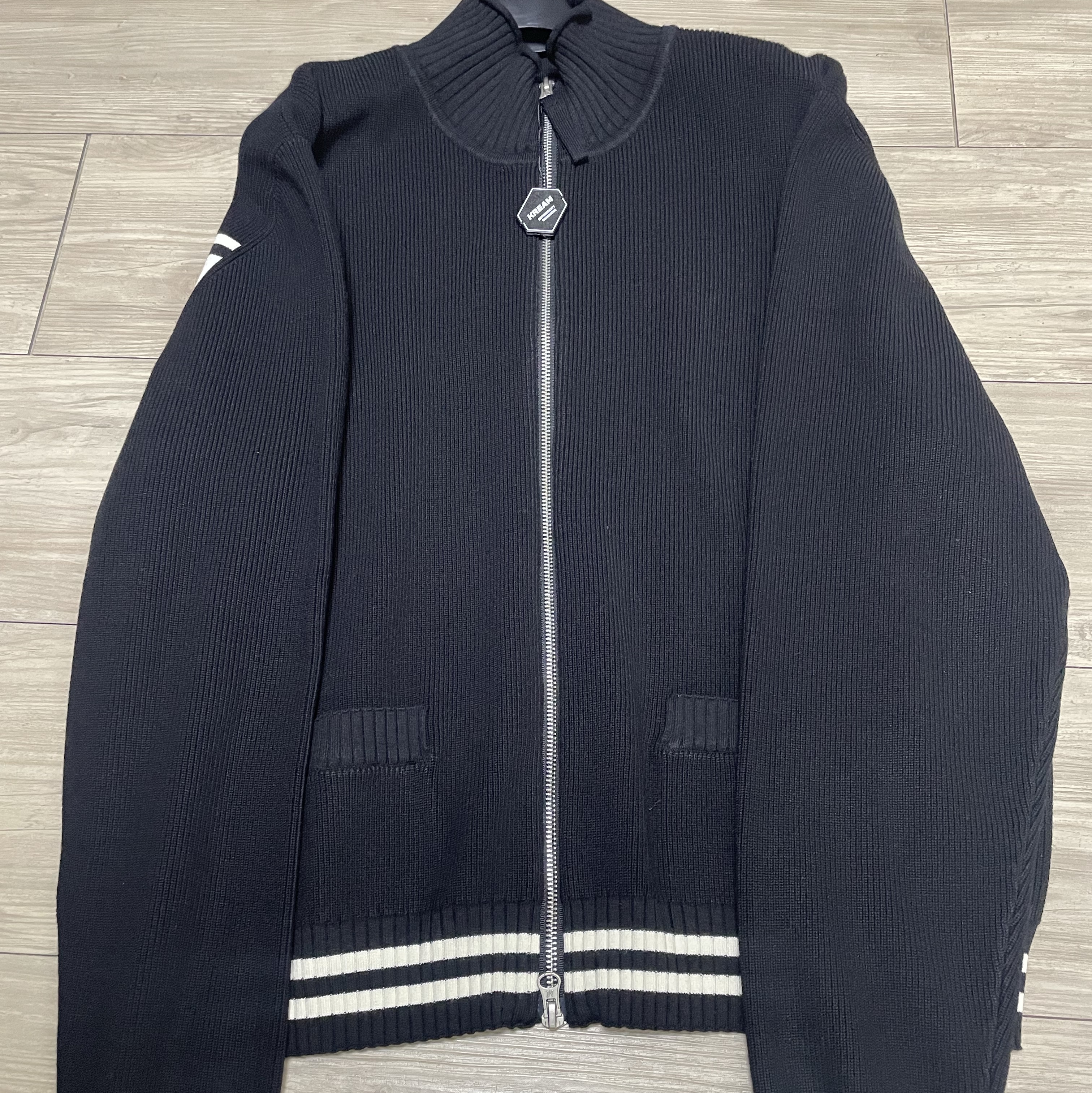 Matin Kim Spell Point Stripe Knit Cardigan Black 착용 스타일 - 3