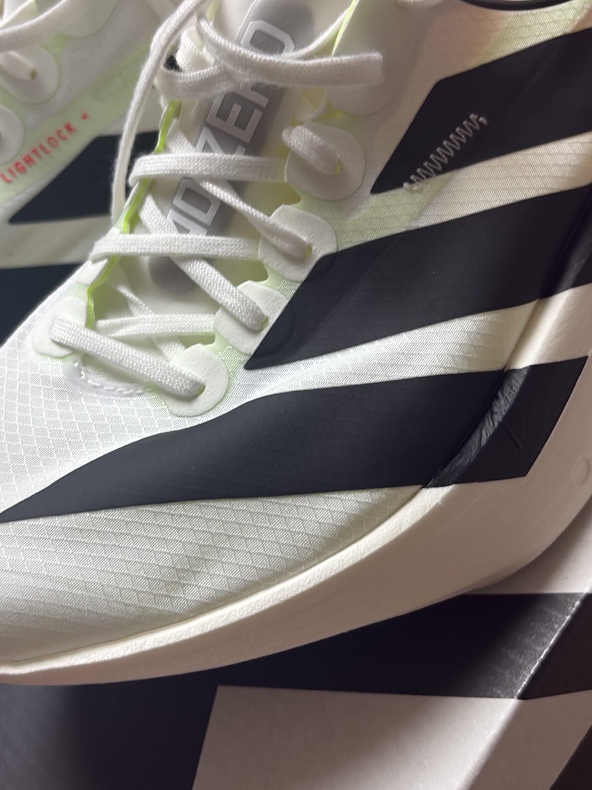 Adidas Adizero Adios Pro 4 Cloud White Core Black 착용 스타일