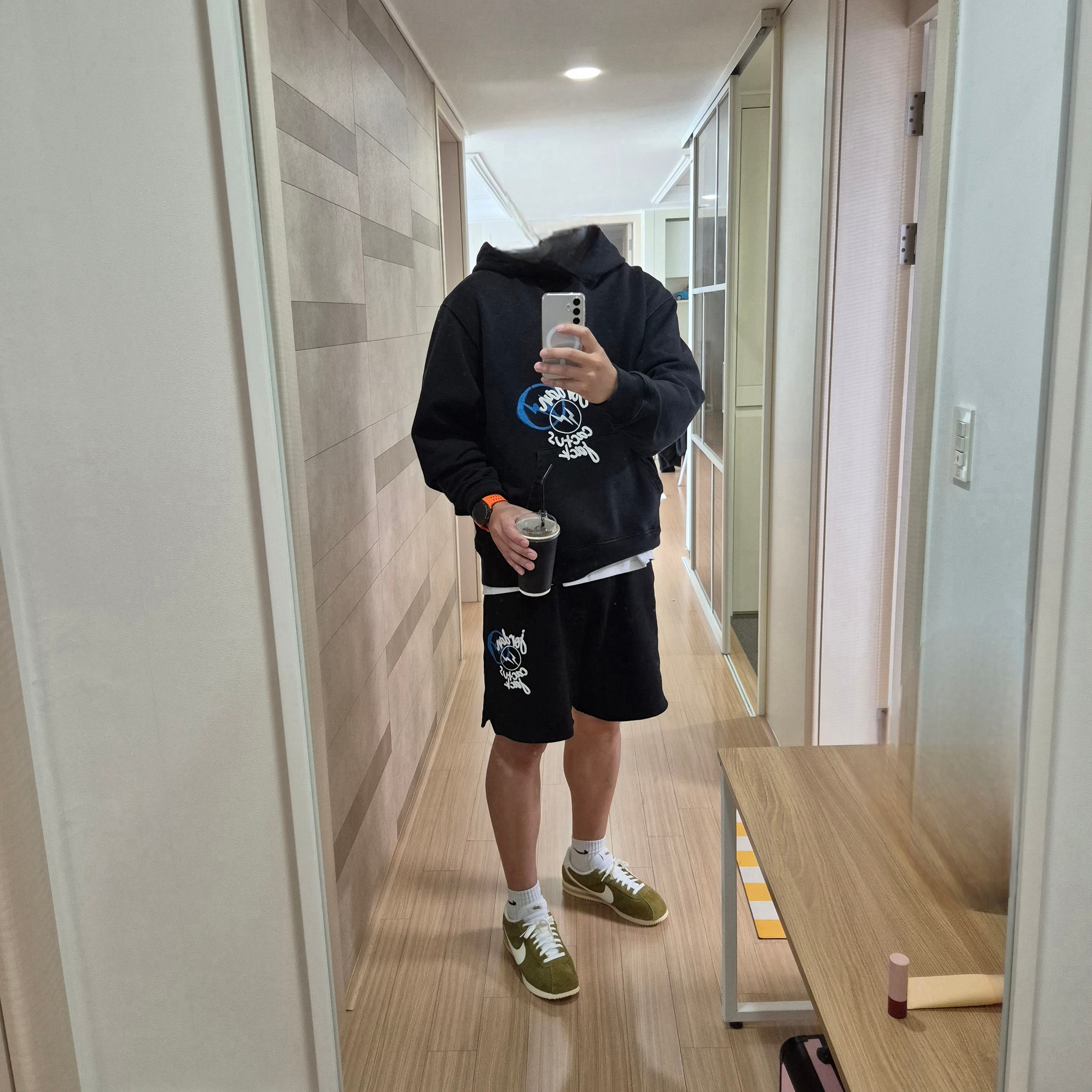 Nike Cortez SE Suede Pacific Moss Infinite Gold, Jordan x Travis Scott x Fragment Hoodie Black (DJ0615-010) 착용 스타일