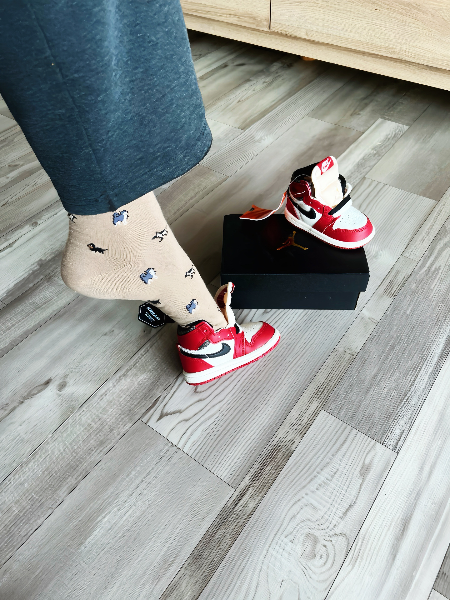(TD) Jordan 1 Retro High OG Chicago 2022, Supreme Stanley 15 Inch Saw Red - 21FW 착용 스타일 - 1