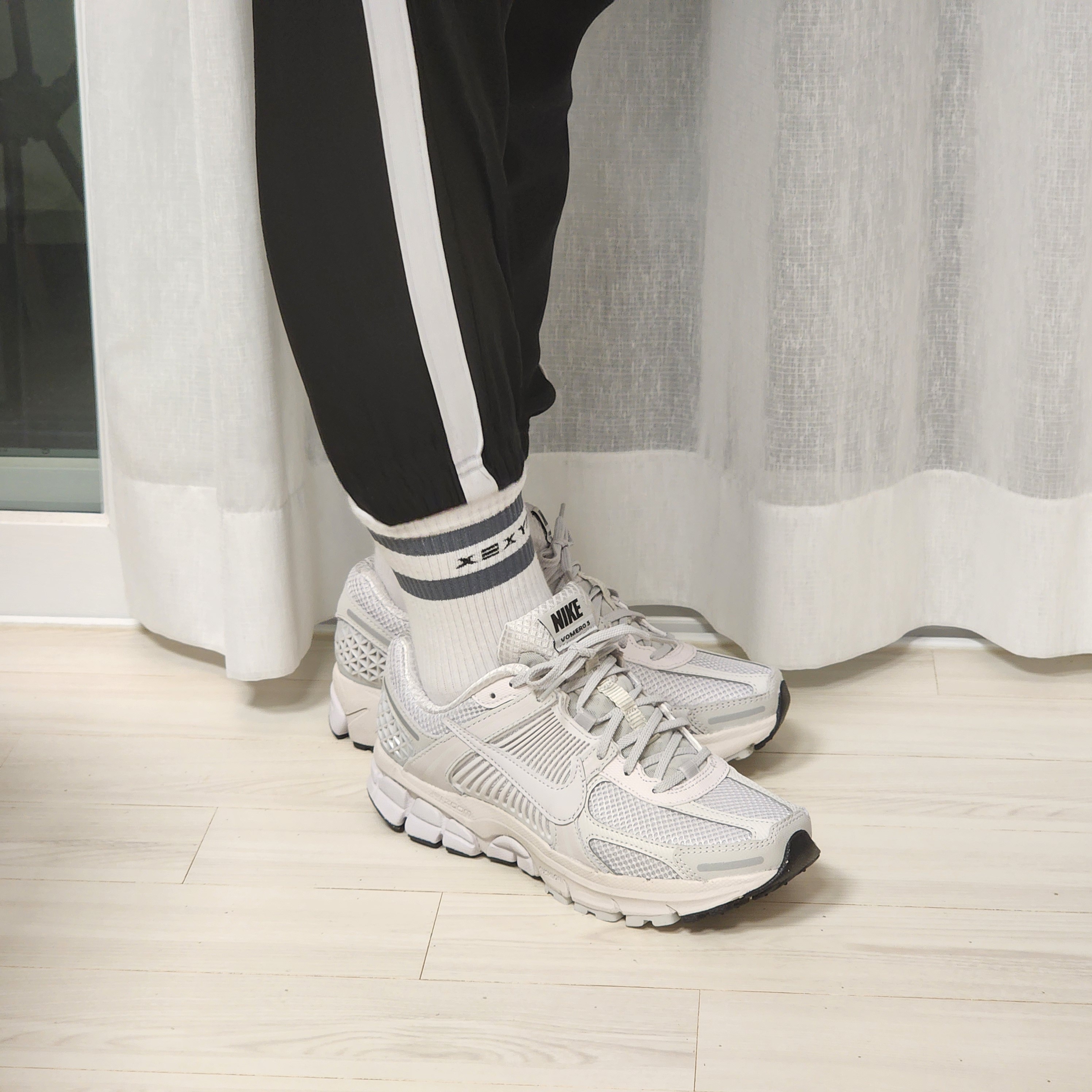 (W) Nike Zoom Vomero 5 White Vast Grey 착용 스타일 - 1