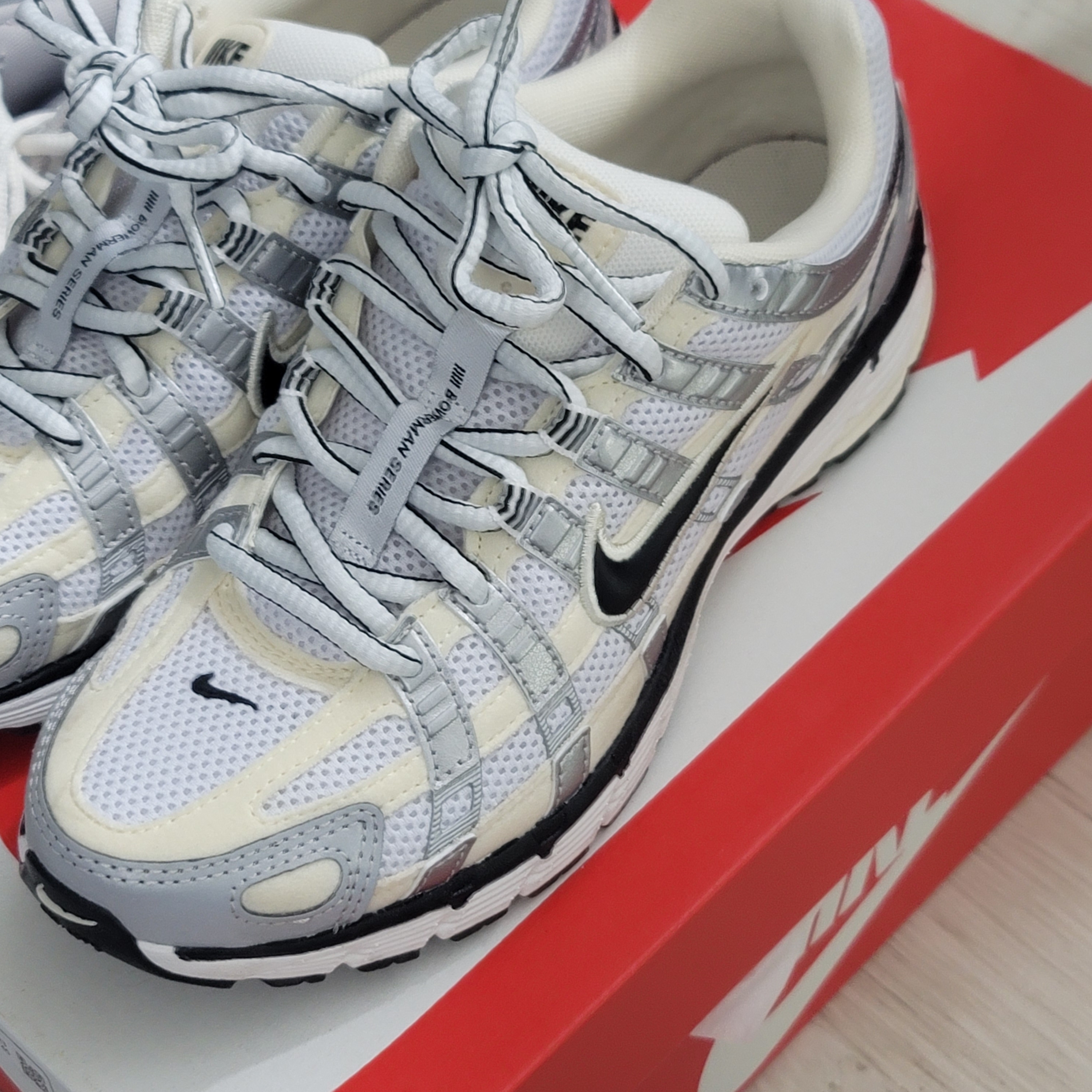 (W) Nike P-6000 Coconut Milk Metallic Silver 착용 스타일 - 1
