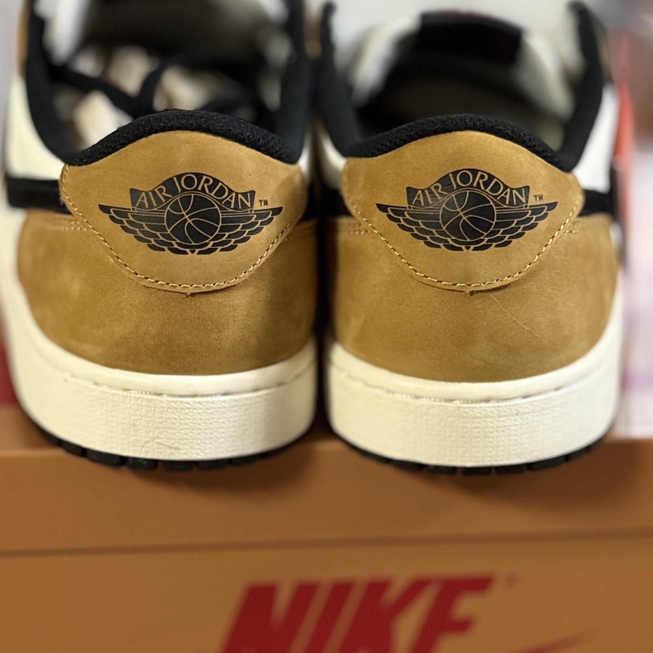 Jordan 1 Low OG Sail and Golden Harvest 착용 스타일 - 4