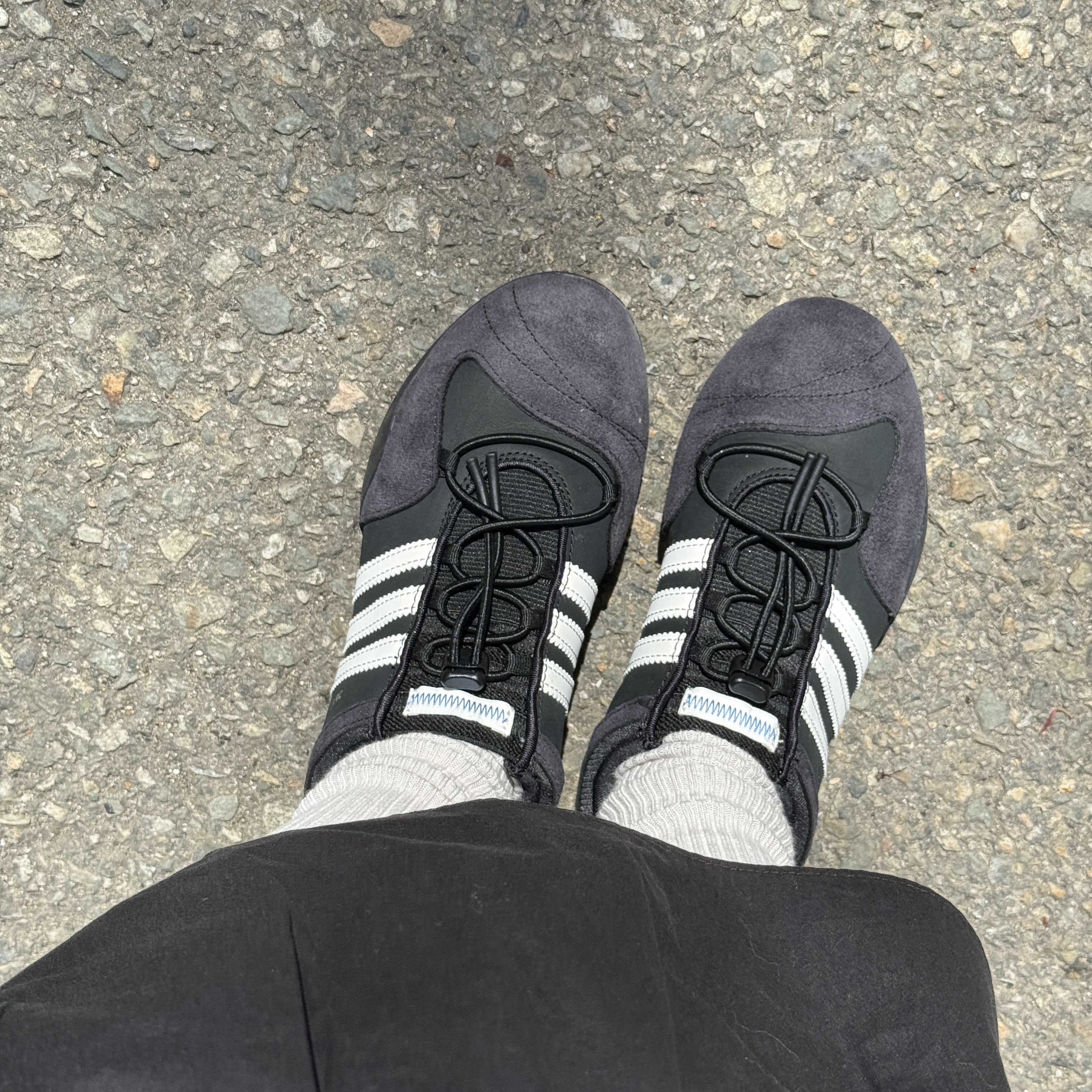Adidas x Bad Bunny Ballerina Core Black Chalk White 착용 스타일 - 1
