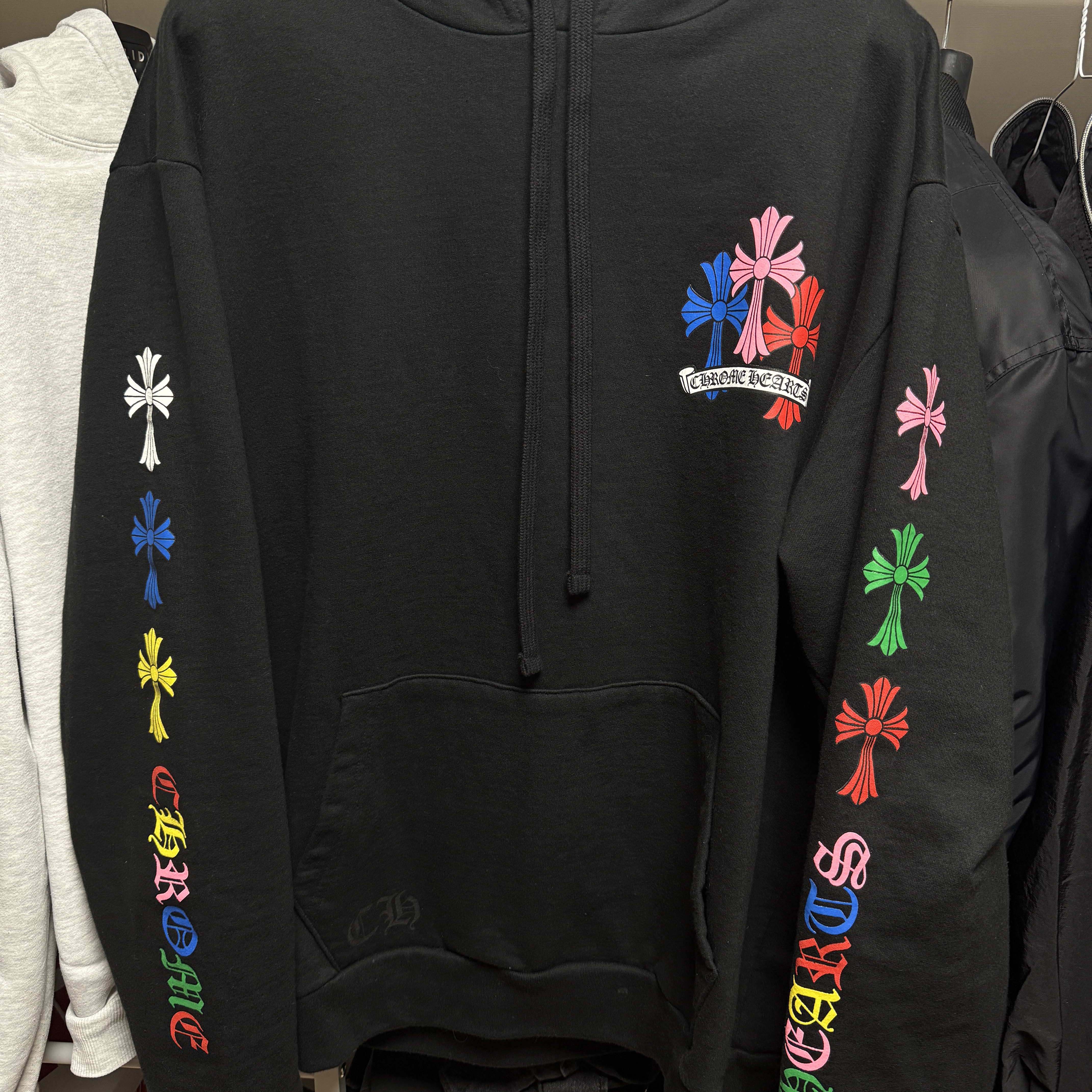 Chrome Hearts Camo Horseshoe Hoodie Black, Chrome Hearts Multi Color Cross Fleece Zip-Up Hoodie Black 착용 스타일 - 4