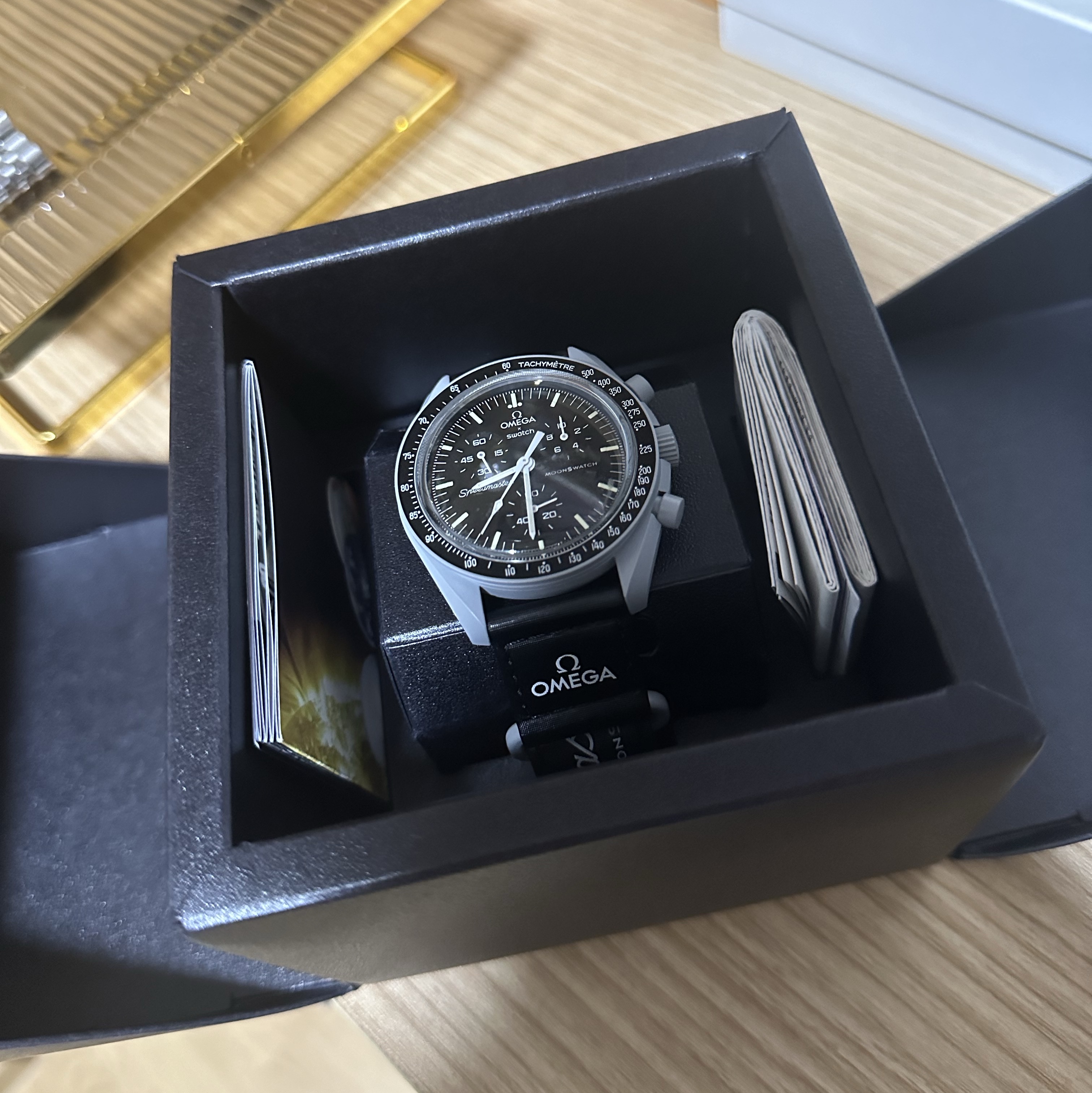 Swatch x Omega Bioceramic MoonSwatch Mission To The Moon 착용 스타일 - 2