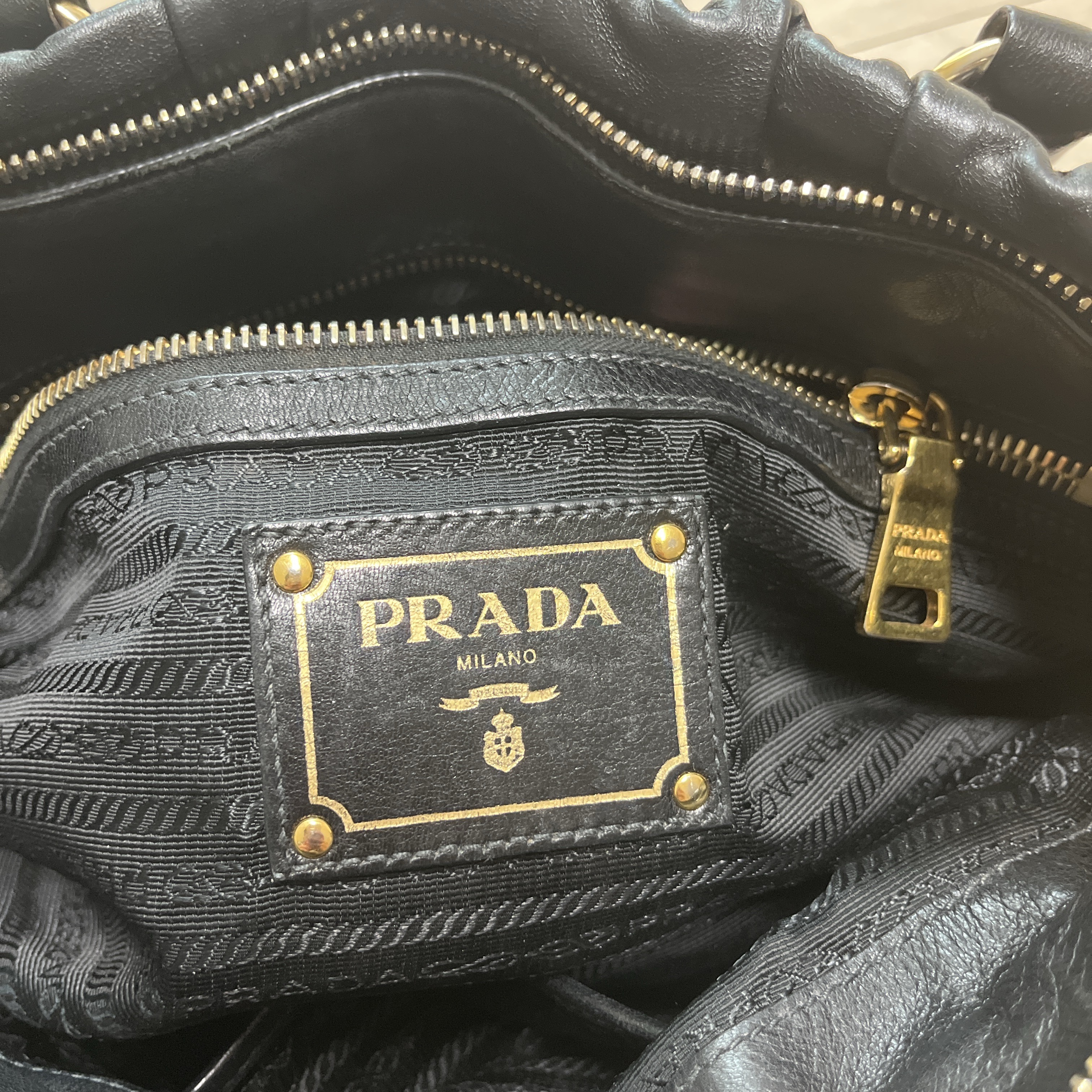 Prada Nappa Gaufre Calf Leather Tote Bag Black 착용 스타일 - 6