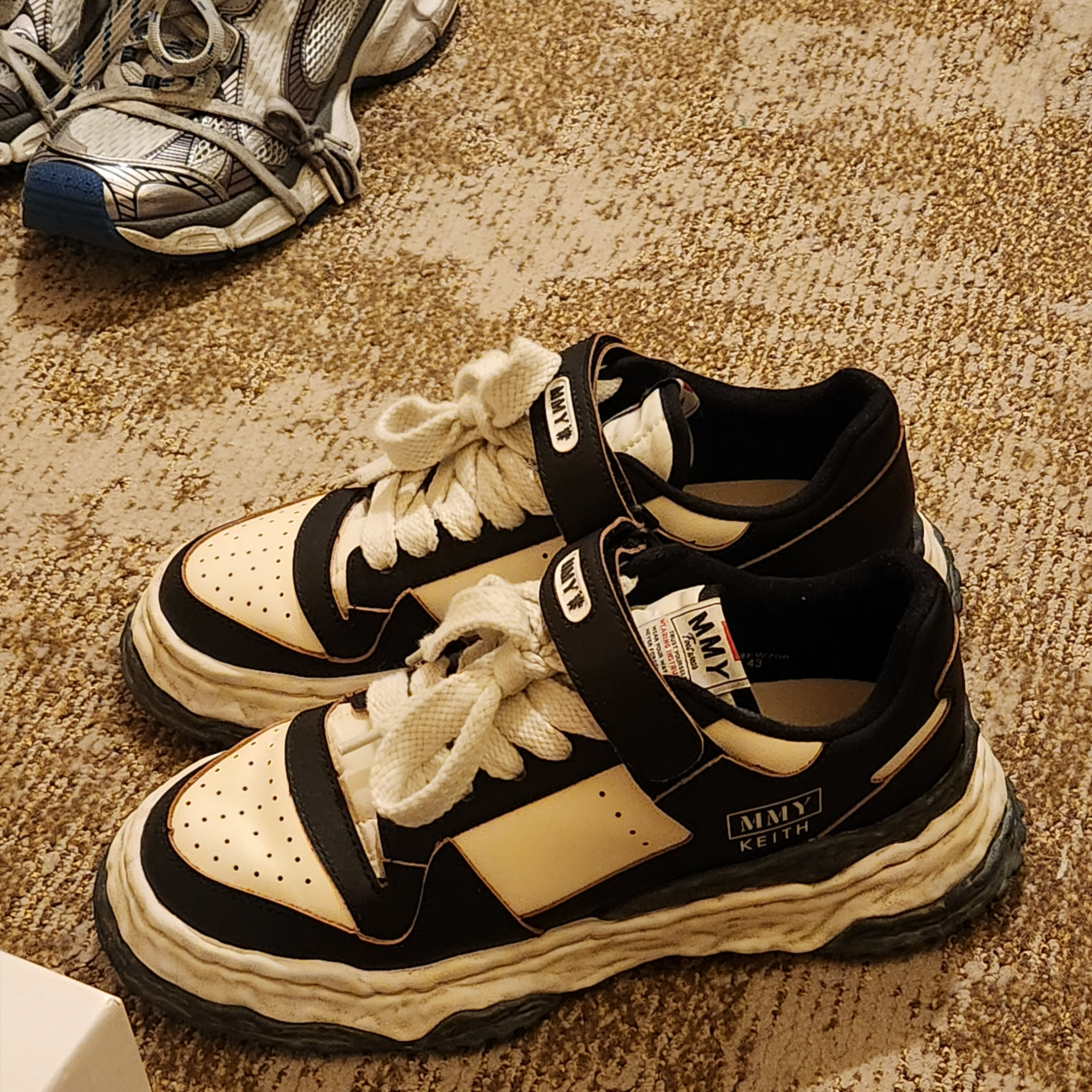 Maison Mihara Yasuhiro Keith OG Sole Leather Low-Top Sneakers Black White 착용 스타일 - 1