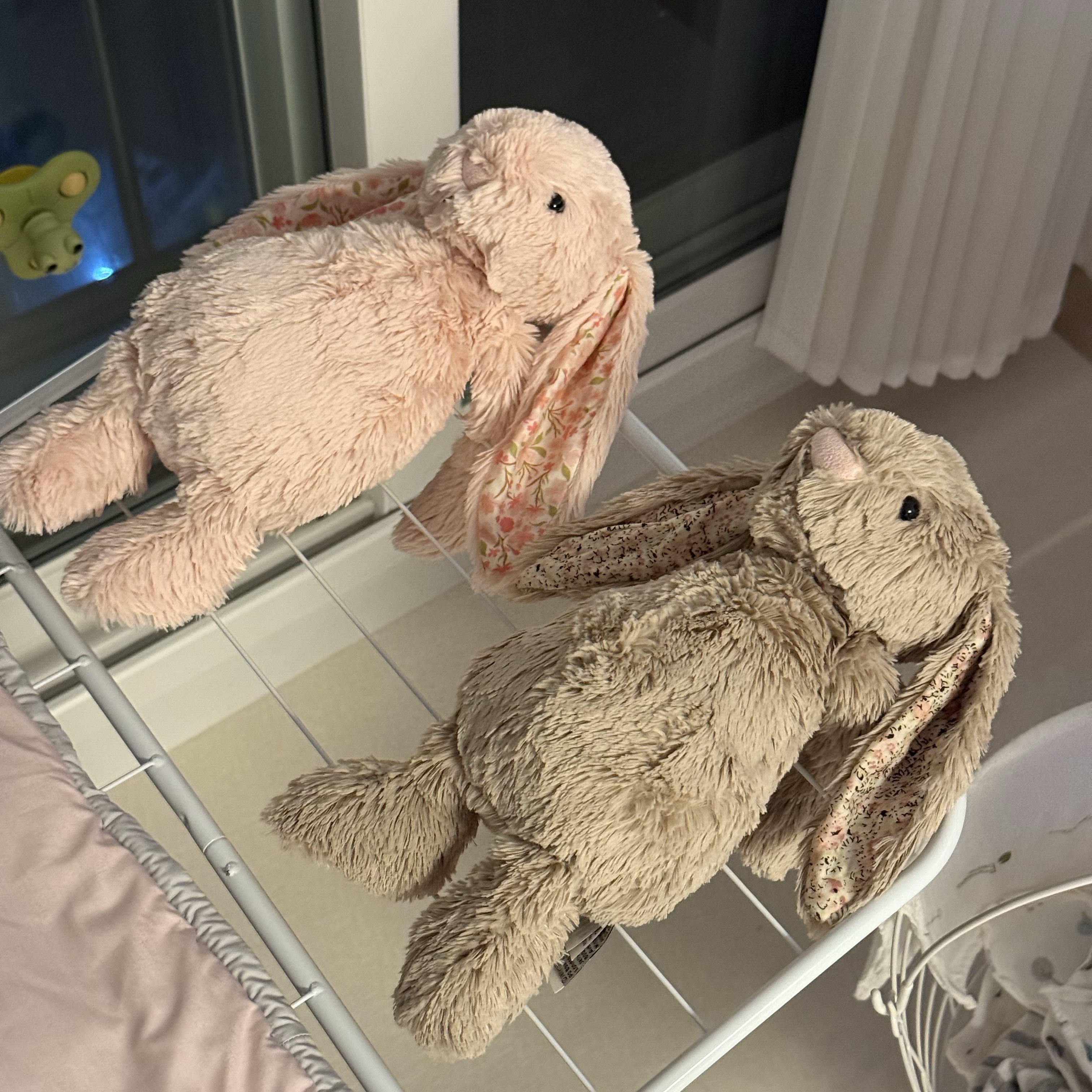 Jellycat Blossom Bunny Cherry Medium Pink 착용 스타일