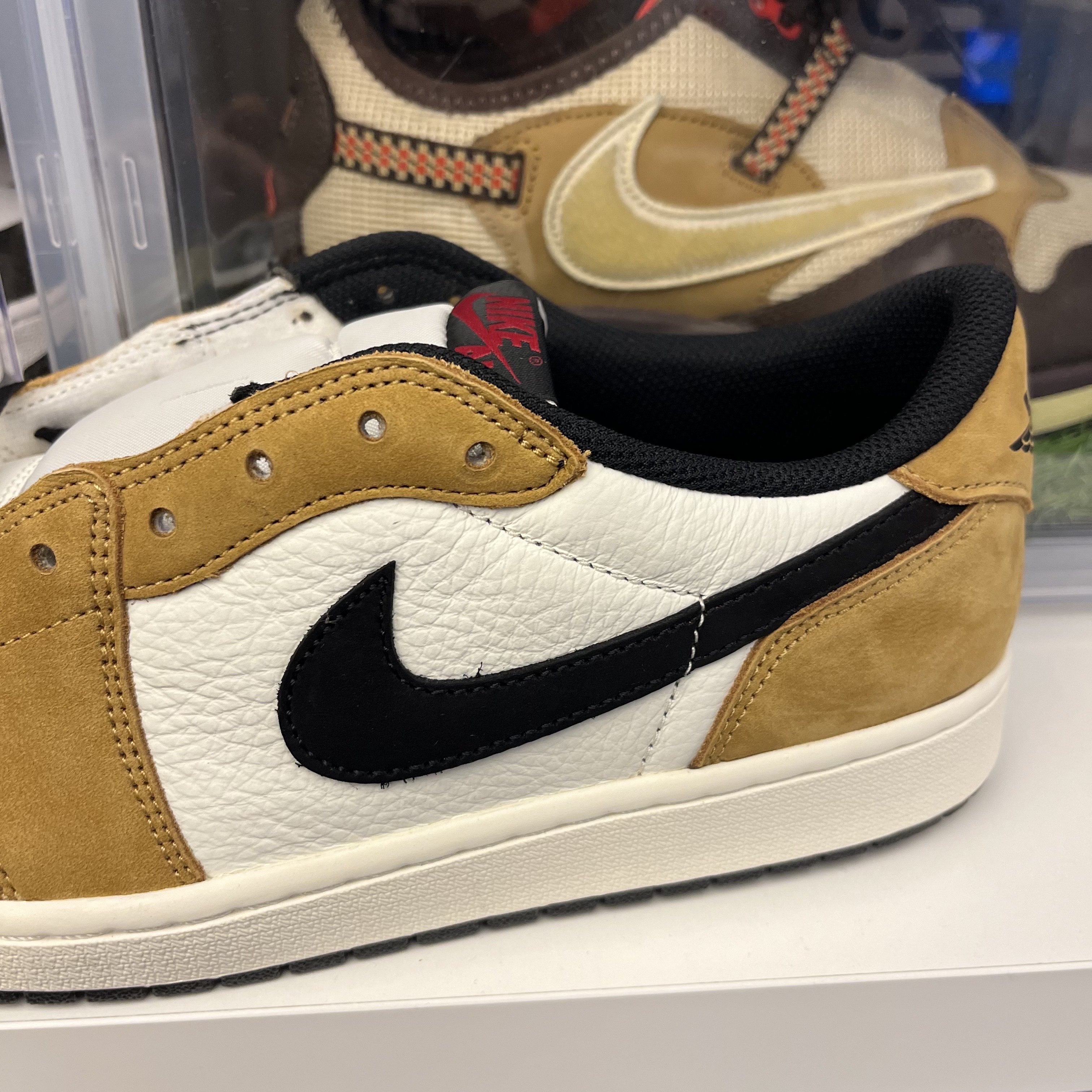 Jordan 1 Low OG Sail and Golden Harvest 착용 스타일 - 2