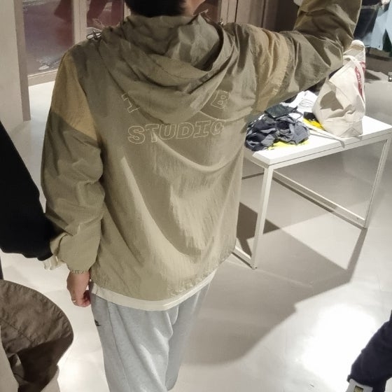 IAB Studio Wind Jacket Pack Sand Beige 착용 스타일 - 4