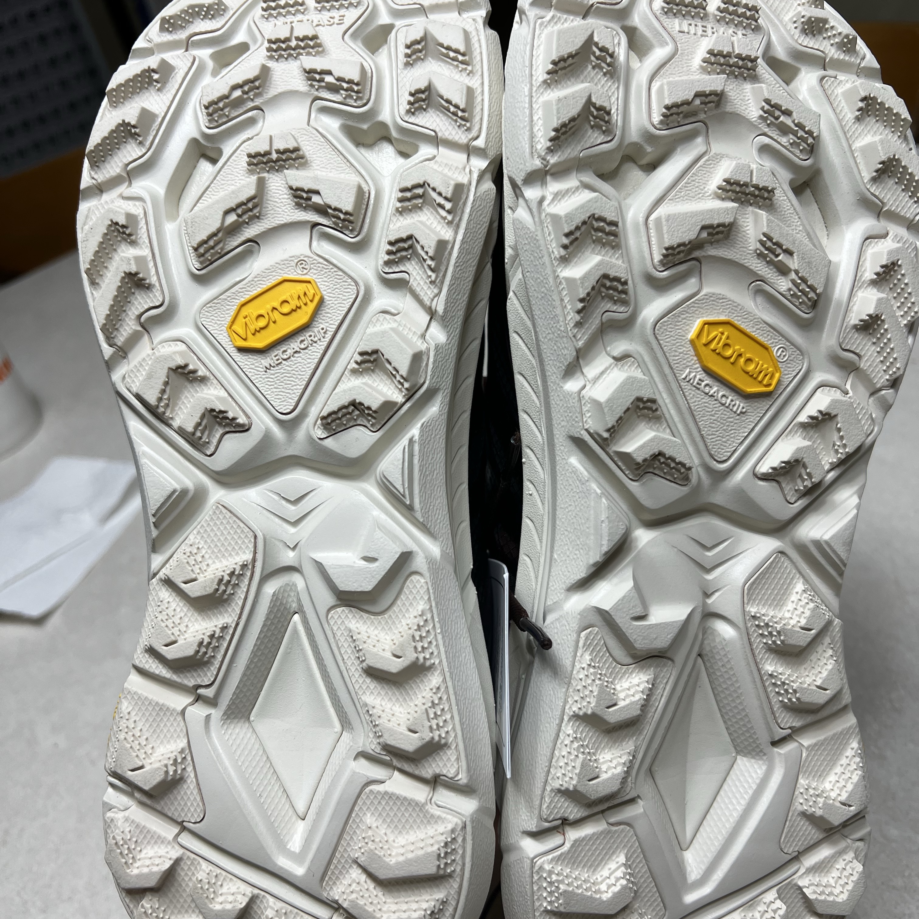 Hoka Mafate Speed 4 Lite Cold Brew Oat Milk, Hoka Mafate Speed 4 Lite Black Outer Orbit 착용 스타일 - 7