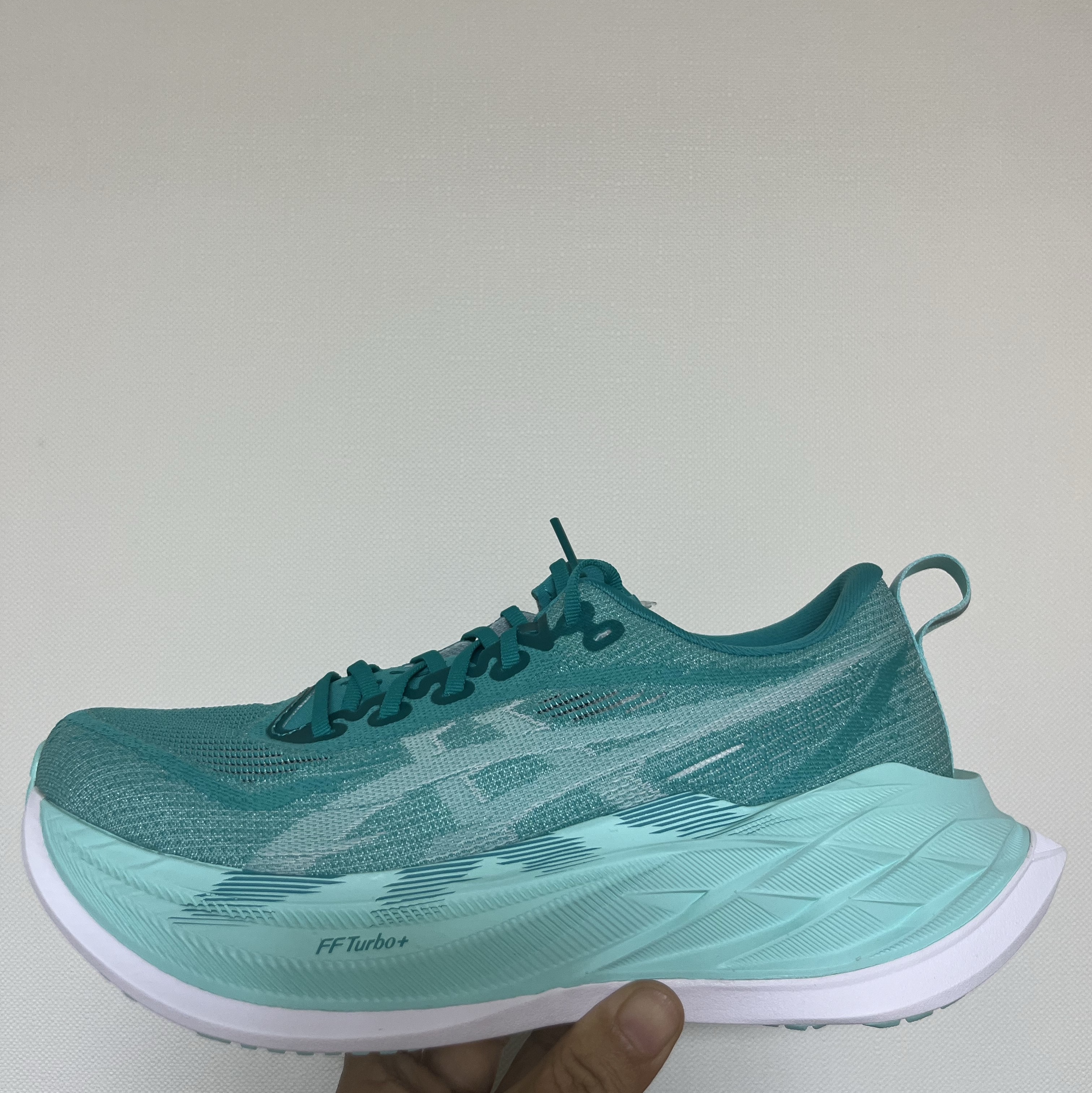 Asics Superblast 2 Wave Teal Illuminate Mint 착용 스타일 - 1