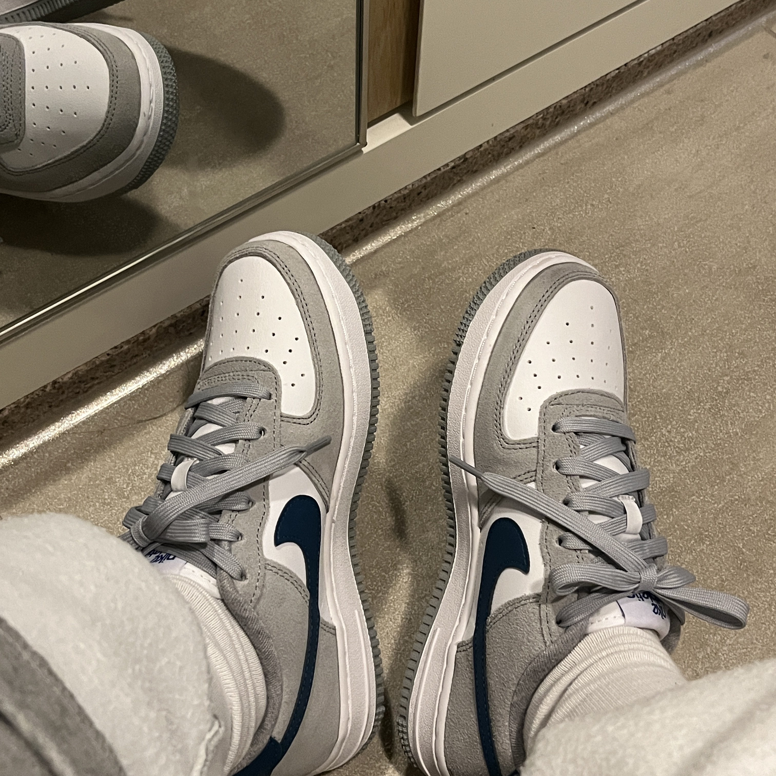 (GS) Nike Air Force 1 LV8 Athletic Club Light Smoke Grey Marina 착용 스타일 - 5