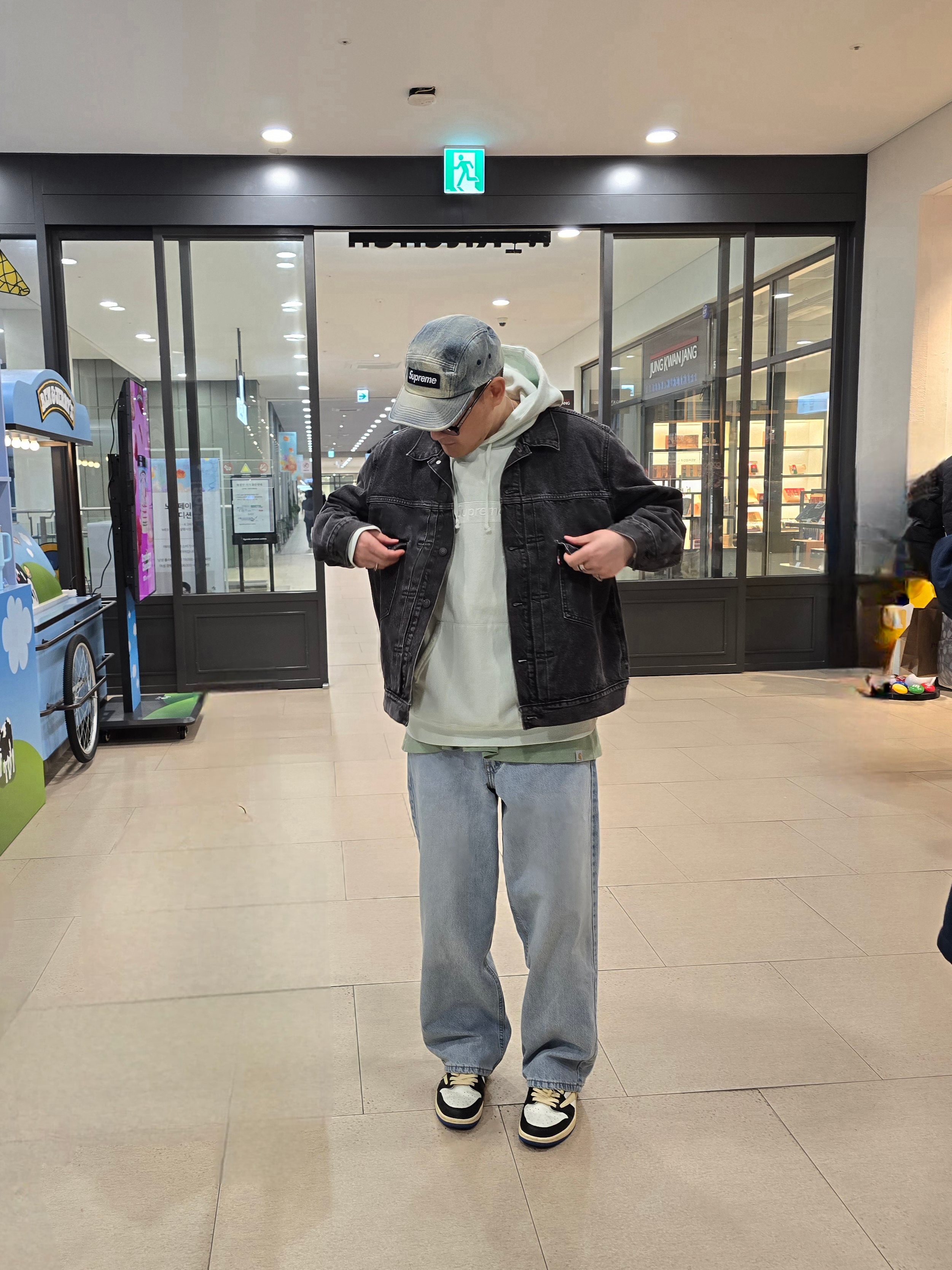 Supreme Washed Chino Twill Camp Cap Dirty Indigo - 24SS, Supreme Box Logo Hooded Sweatshirt Light Green - 23FW 착용 스타일
