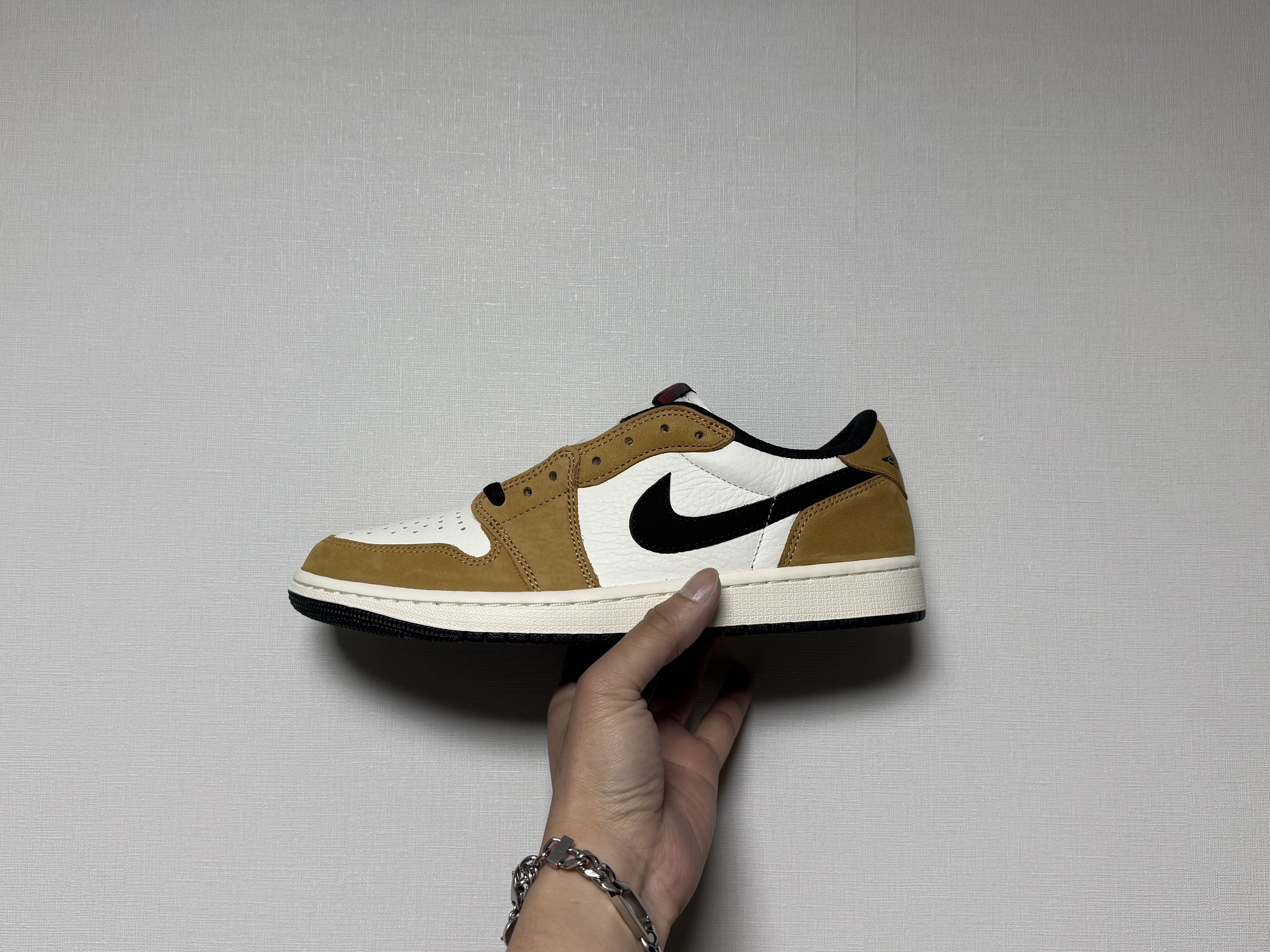 Jordan 1 Low OG Sail and Golden Harvest 착용 스타일