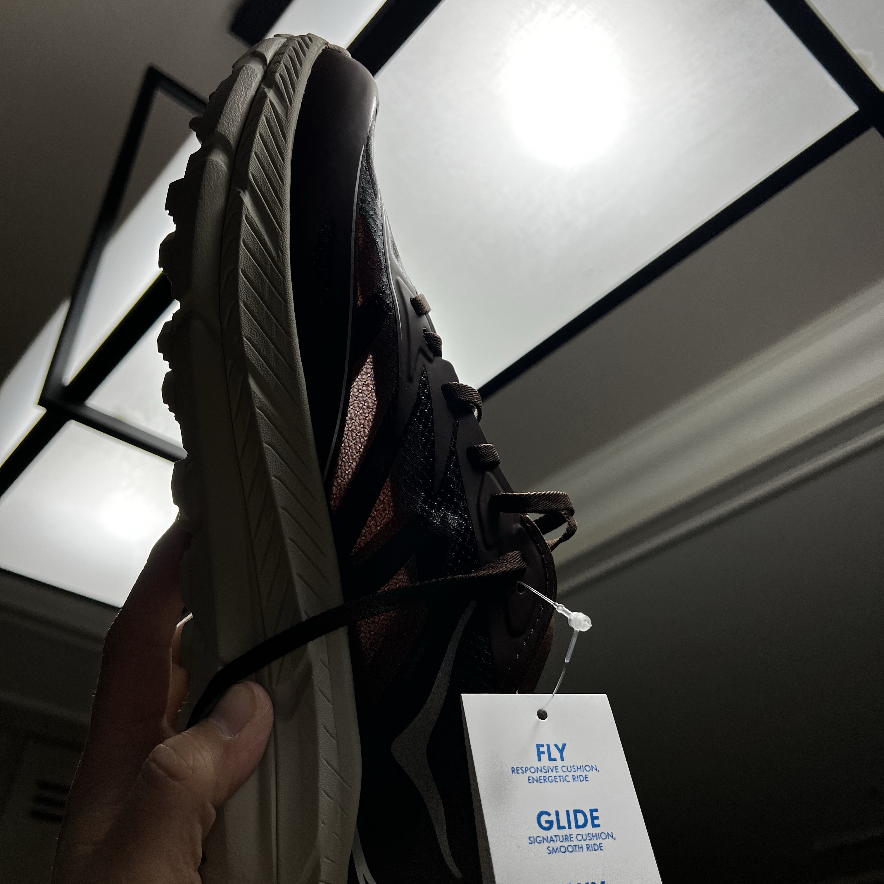 Hoka Mafate Speed 4 Lite Cold Brew Oat Milk, Hoka Mafate Speed 4 Lite Black Outer Orbit 착용 스타일 - 3