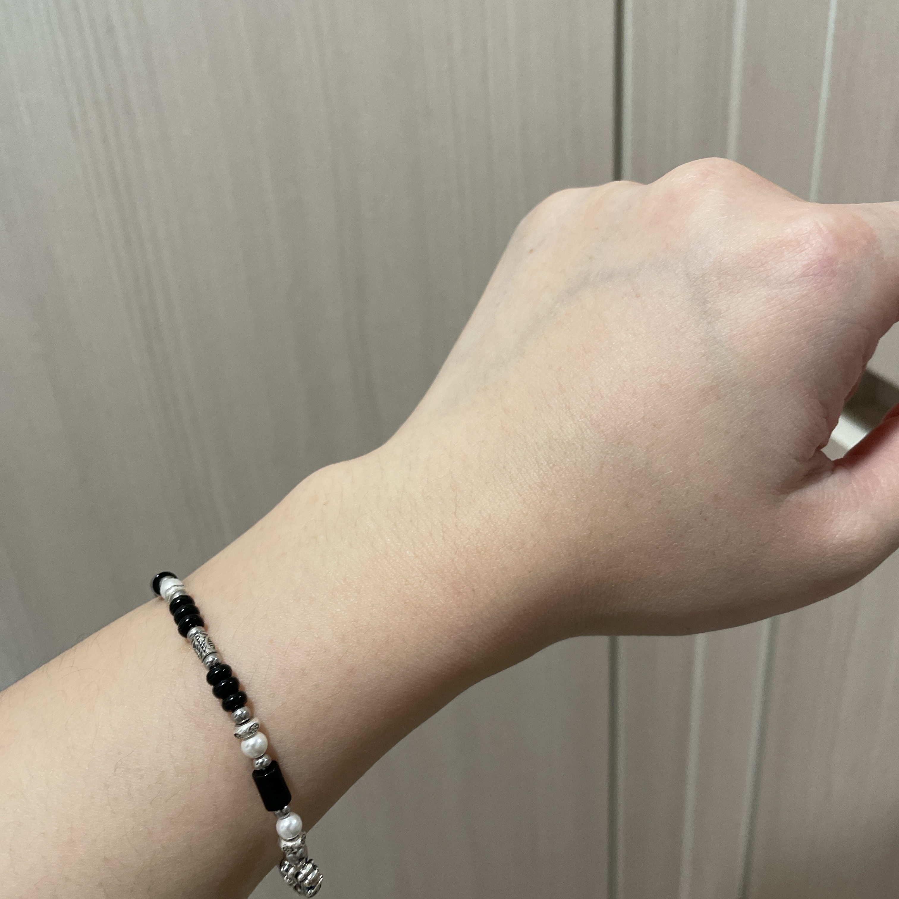[KREAM 단독] Scudo Shell Black Pearl Beads Bracelet 착용 스타일