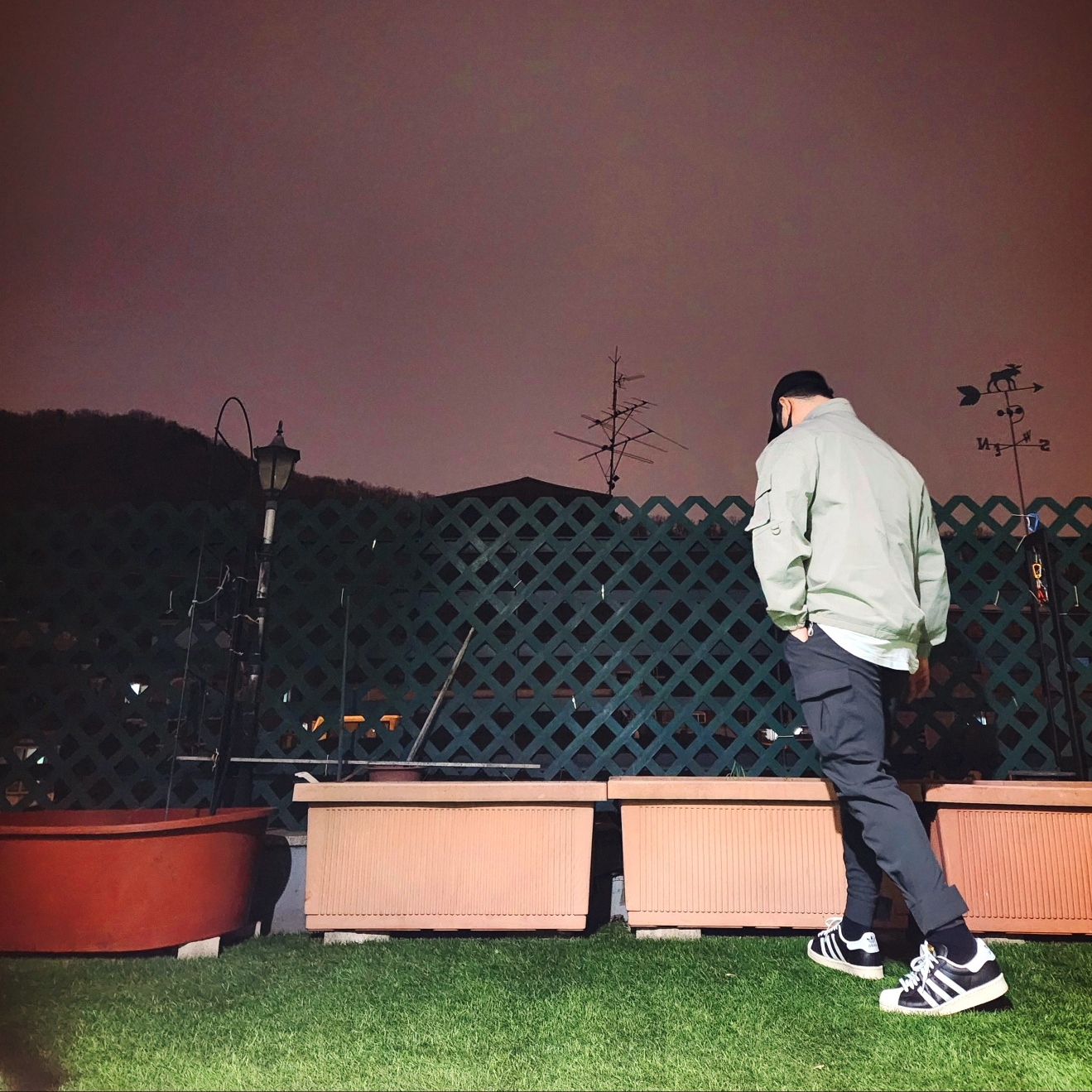 아디다스 슈퍼스타 82 FI 코어 블랙 착용 스타일 - 2