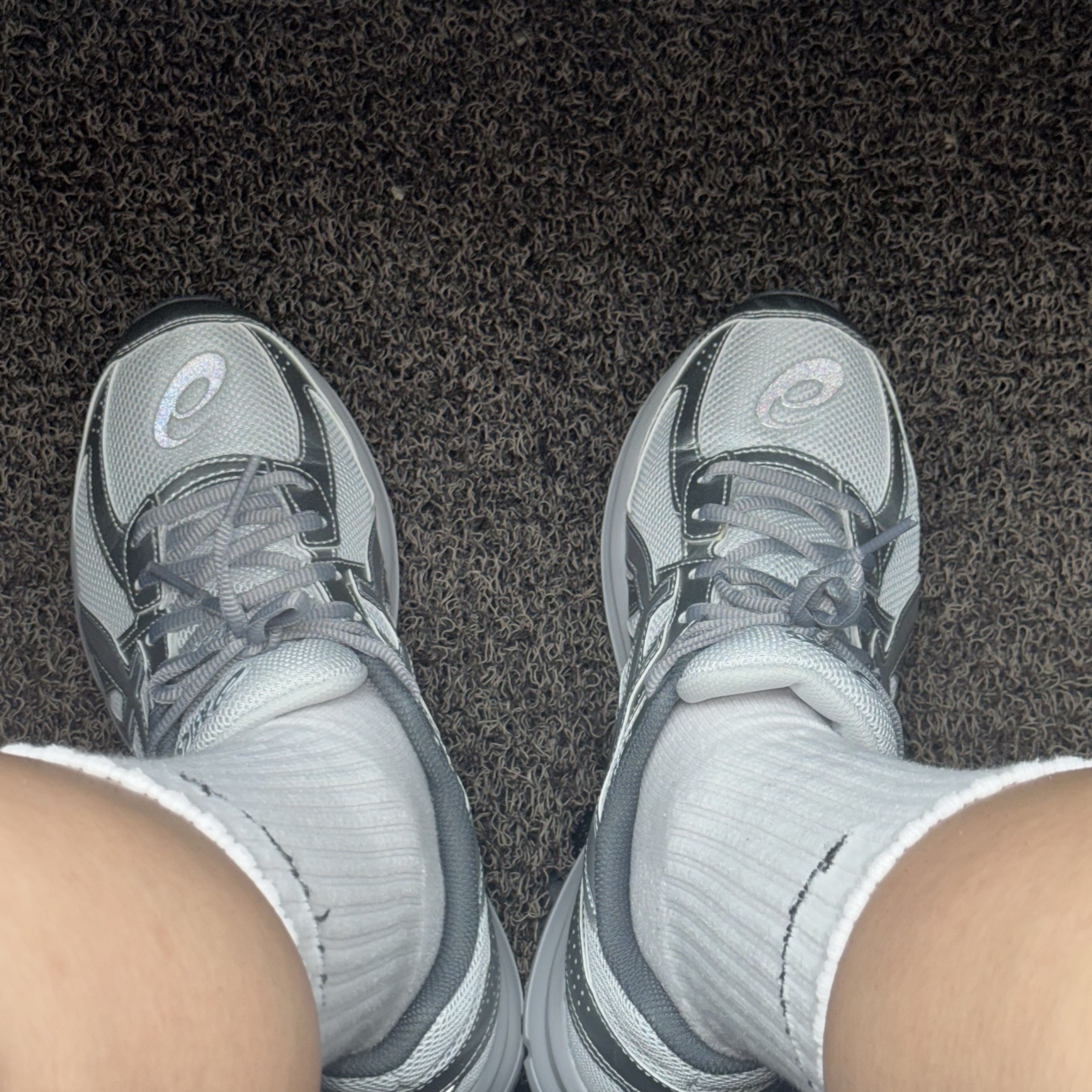 Asics Jog 100 S SMU Glacier Grey Pure Silver - 2E Wide 착용 스타일