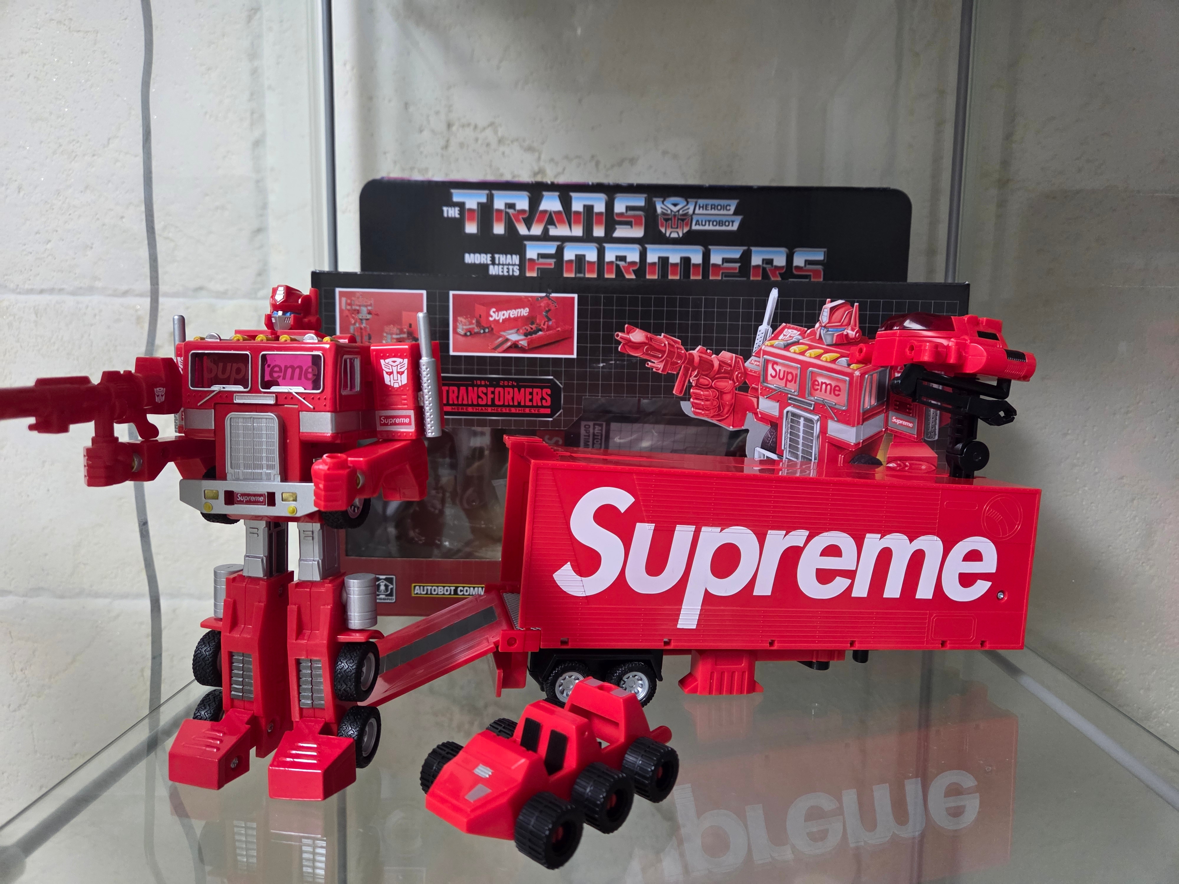 Supreme x Transformers G1 Optimus Prime Figure Red - 25SS (Korean Ver.) 착용 스타일 - 2