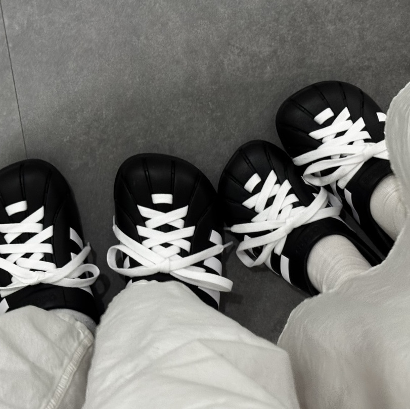 Adidas Adilette Clog Black White 착용 스타일