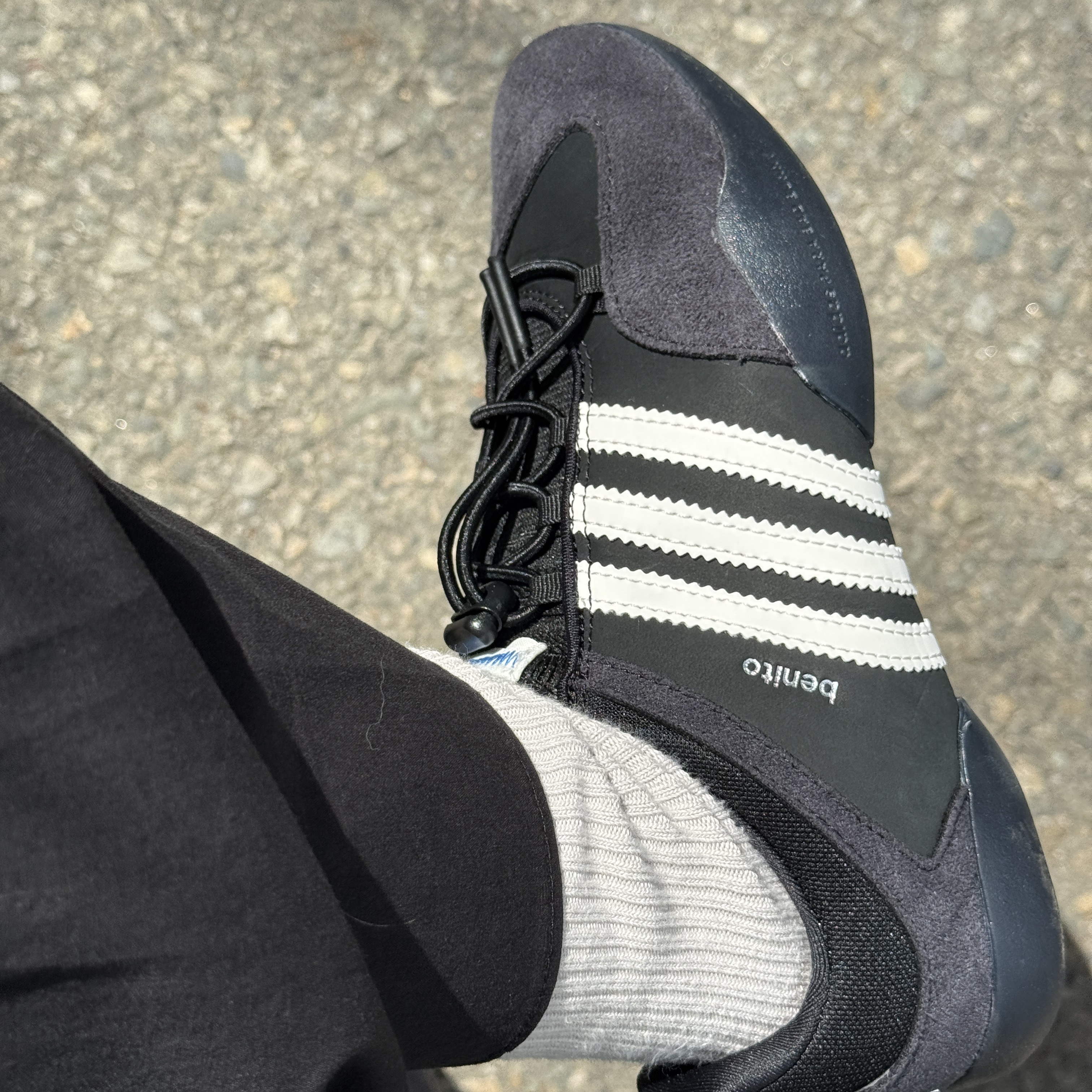 Adidas x Bad Bunny Ballerina Core Black Chalk White 착용 스타일 - 2