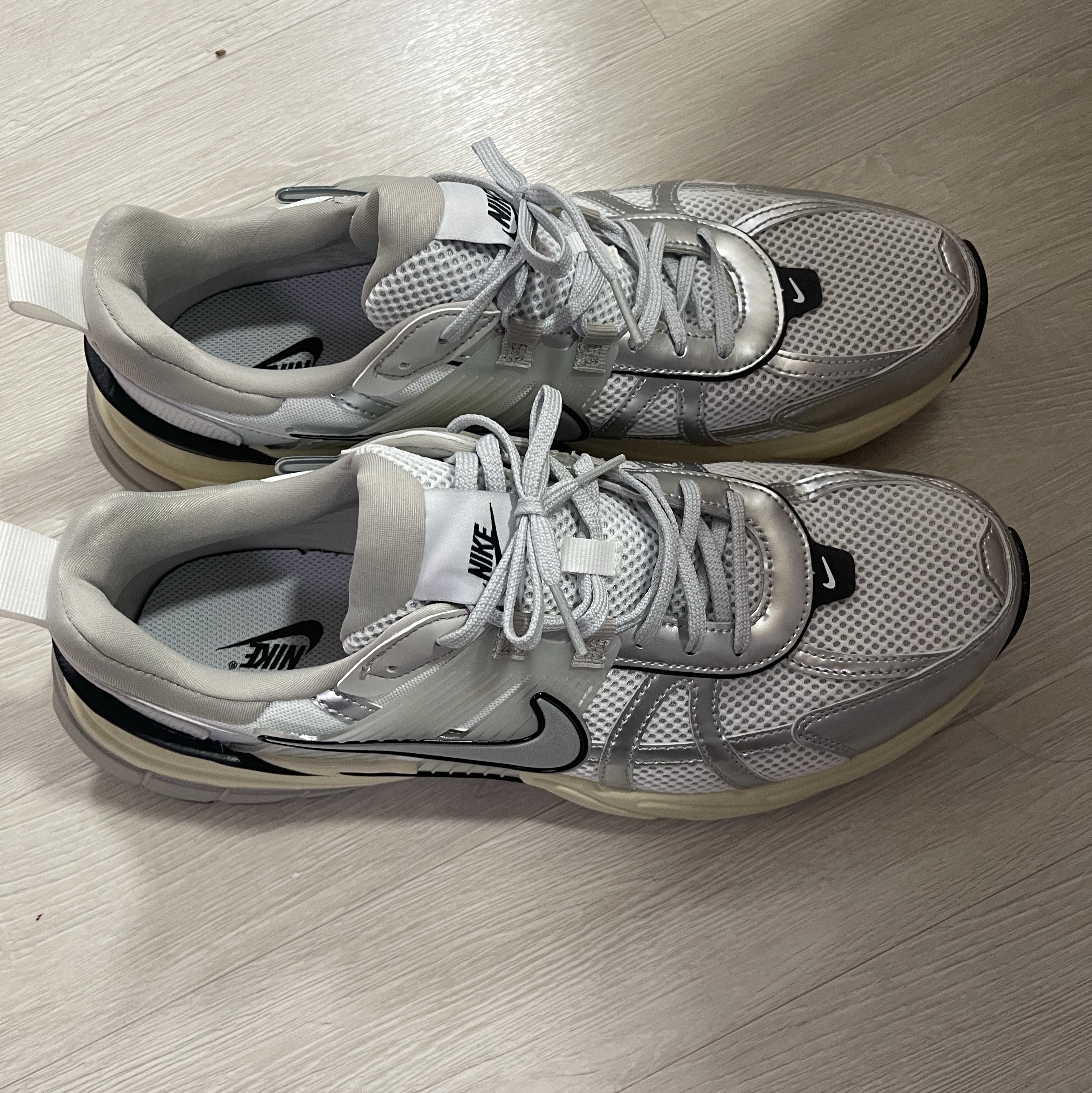 Nike V2K Run Pure Platinum Light Iron Ore 착용 스타일