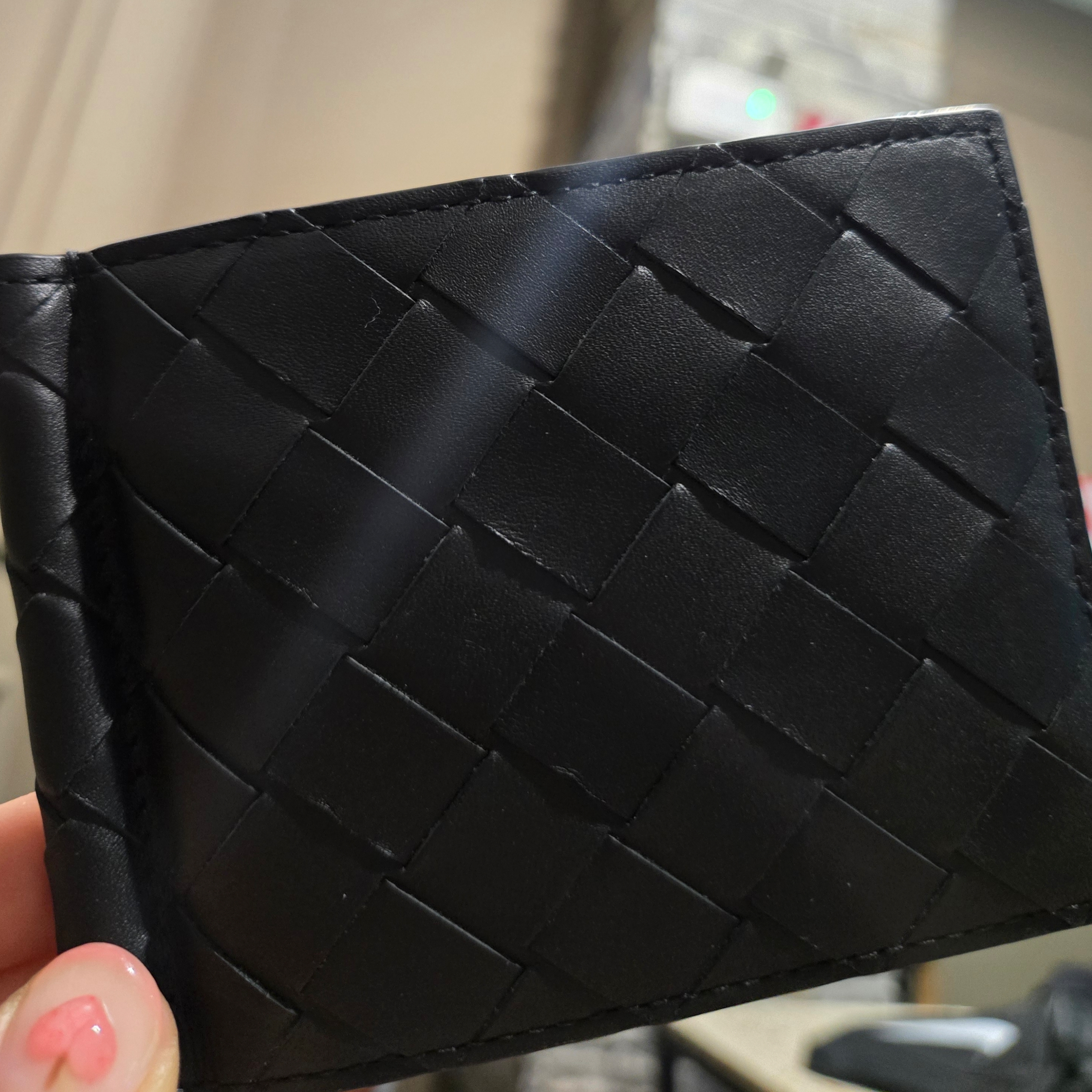 Bottega Veneta Intrecciato Bill Clip Wallet Black 착용 스타일