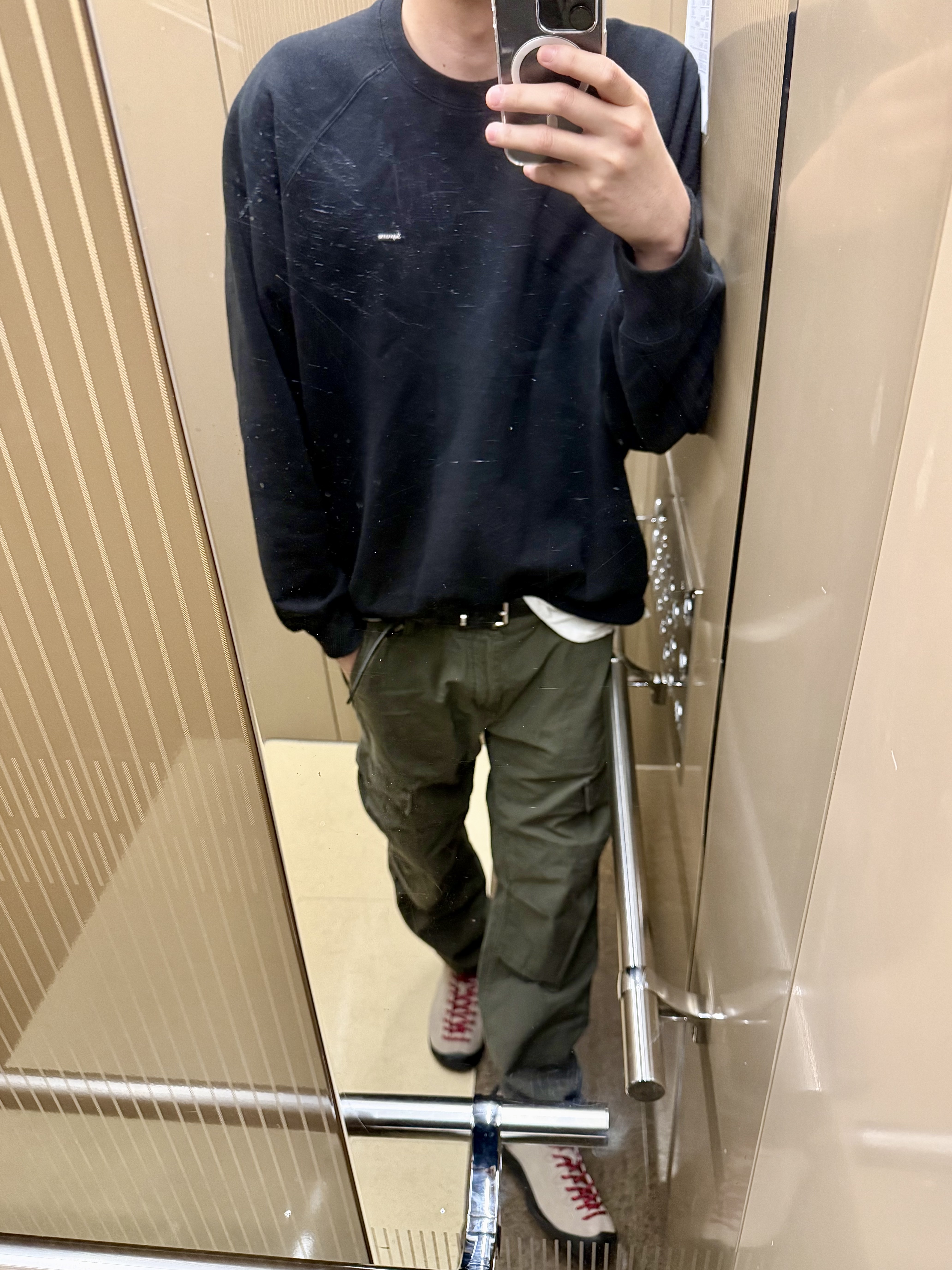 Keen Jasper Suede Sneakers Silver Mink, Supreme Small Box Crewneck Black - 24FW 착용 스타일