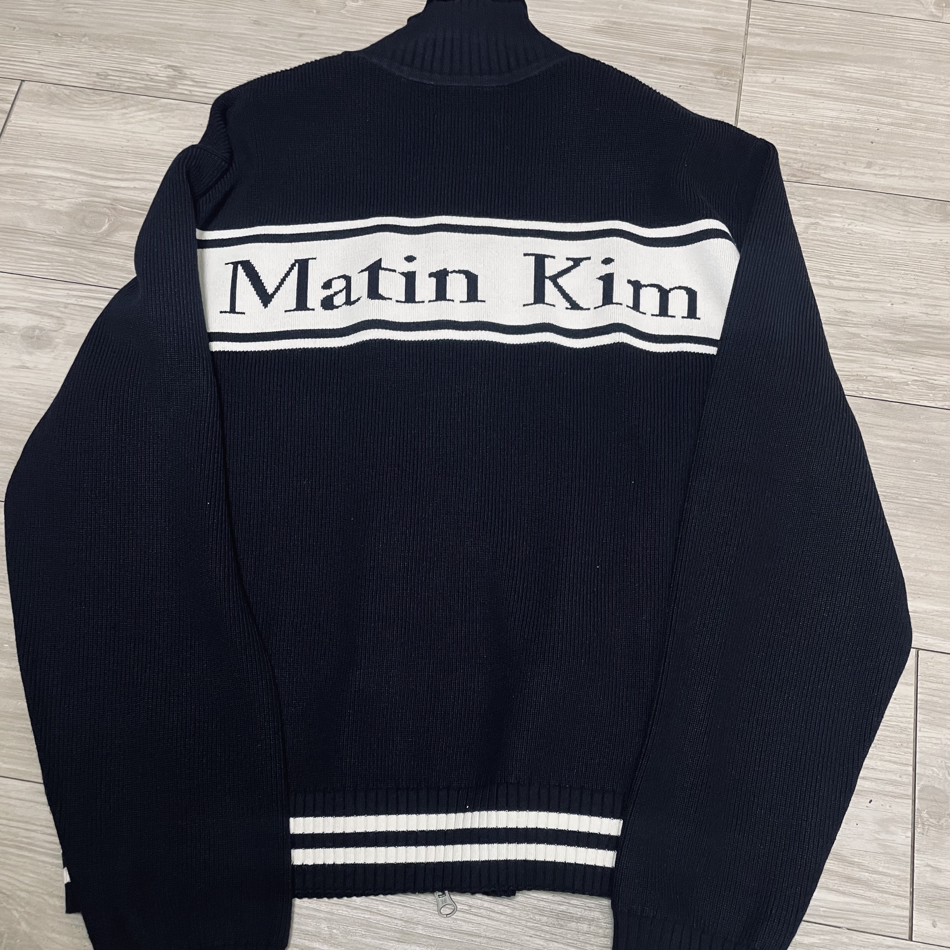 Matin Kim Spell Point Stripe Knit Cardigan Black 착용 스타일 - 2