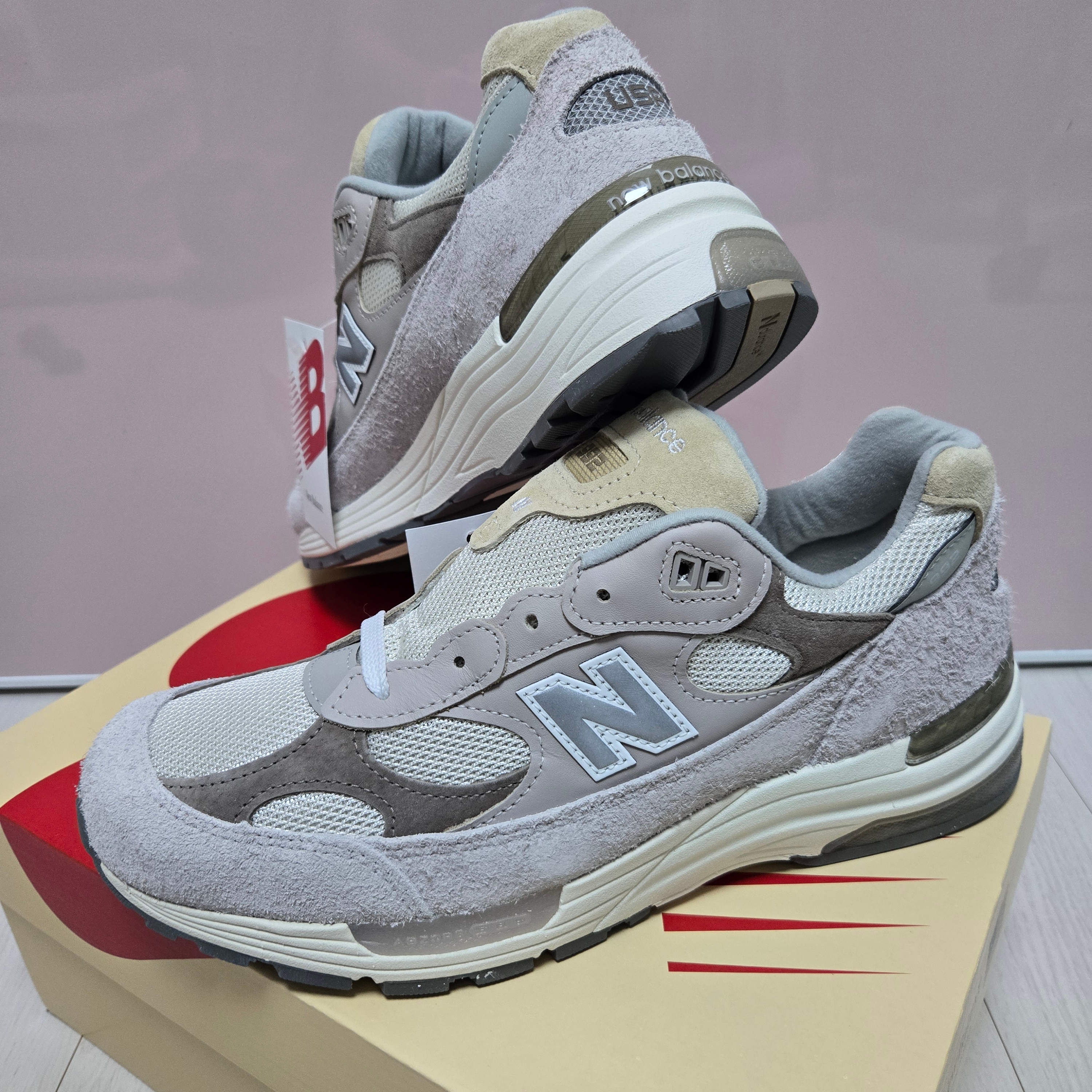 New Balance 992 Made in USA Moonrock Mushroom 착용 스타일 - 3