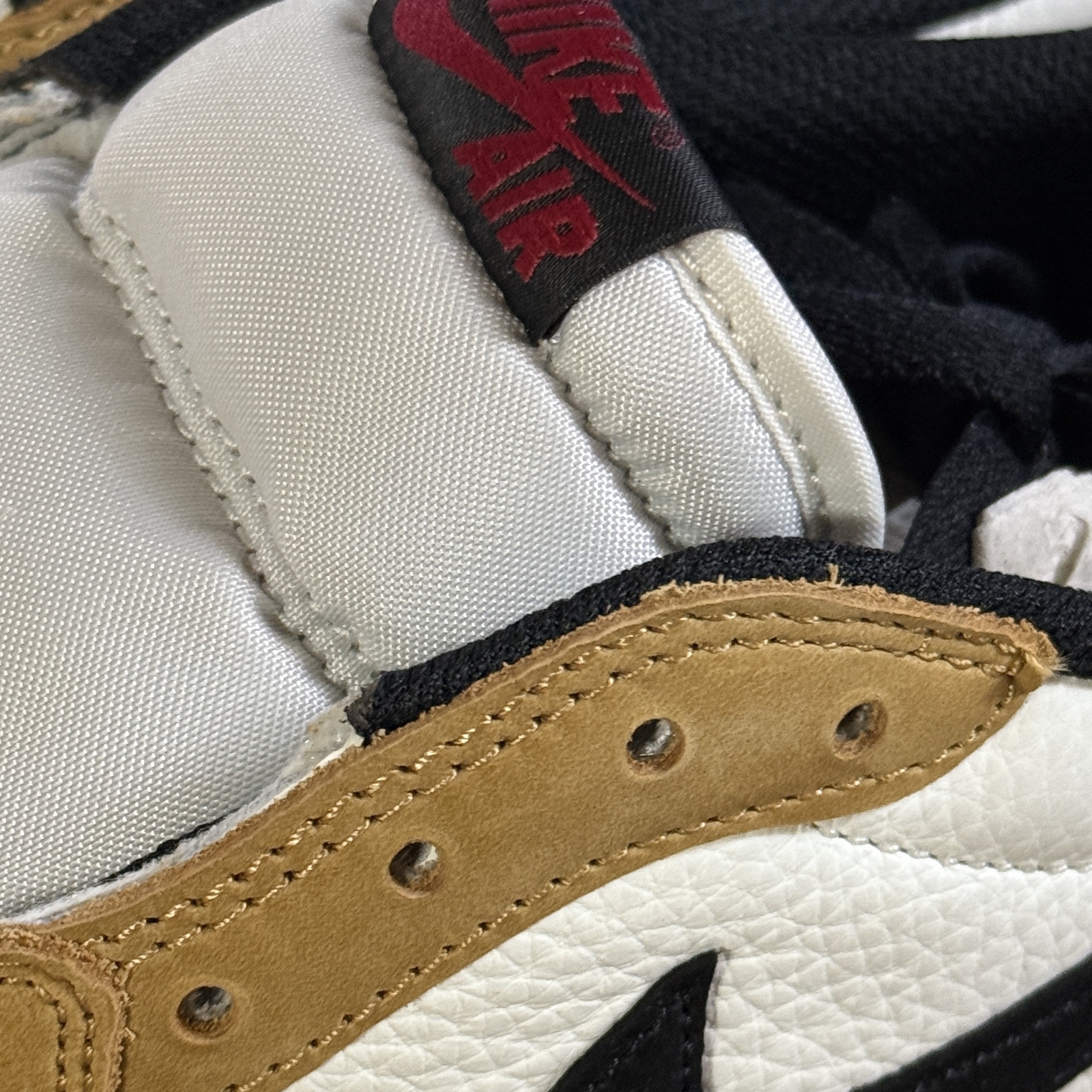 Jordan 1 Low OG Sail and Golden Harvest 착용 스타일 - 3