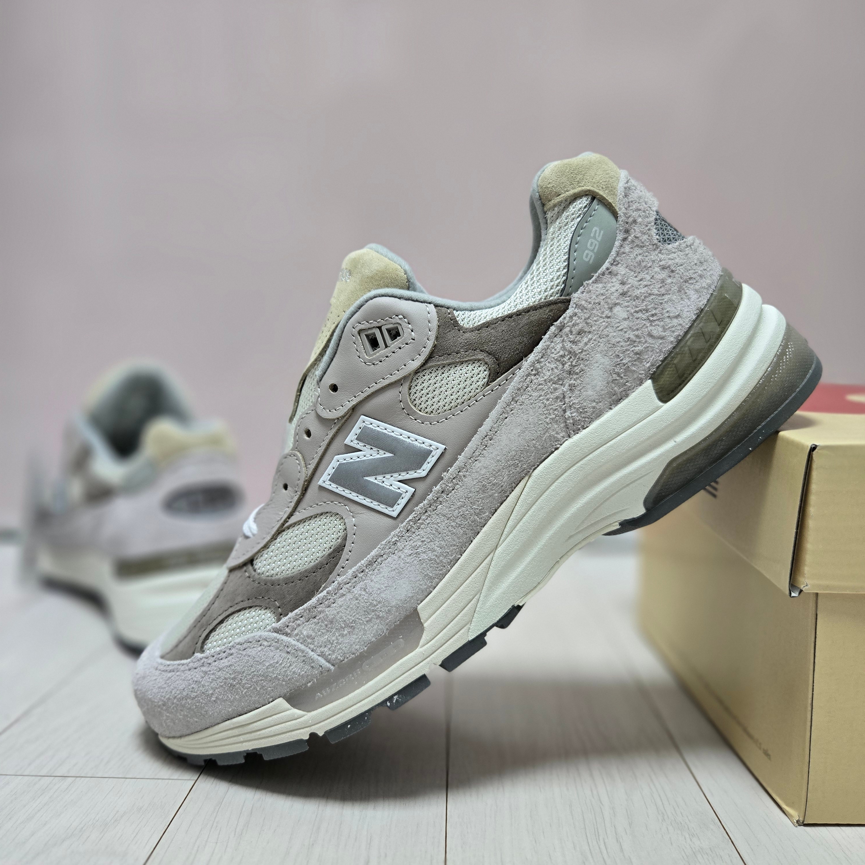 New Balance 992 Made in USA Moonrock Mushroom 착용 스타일 - 1